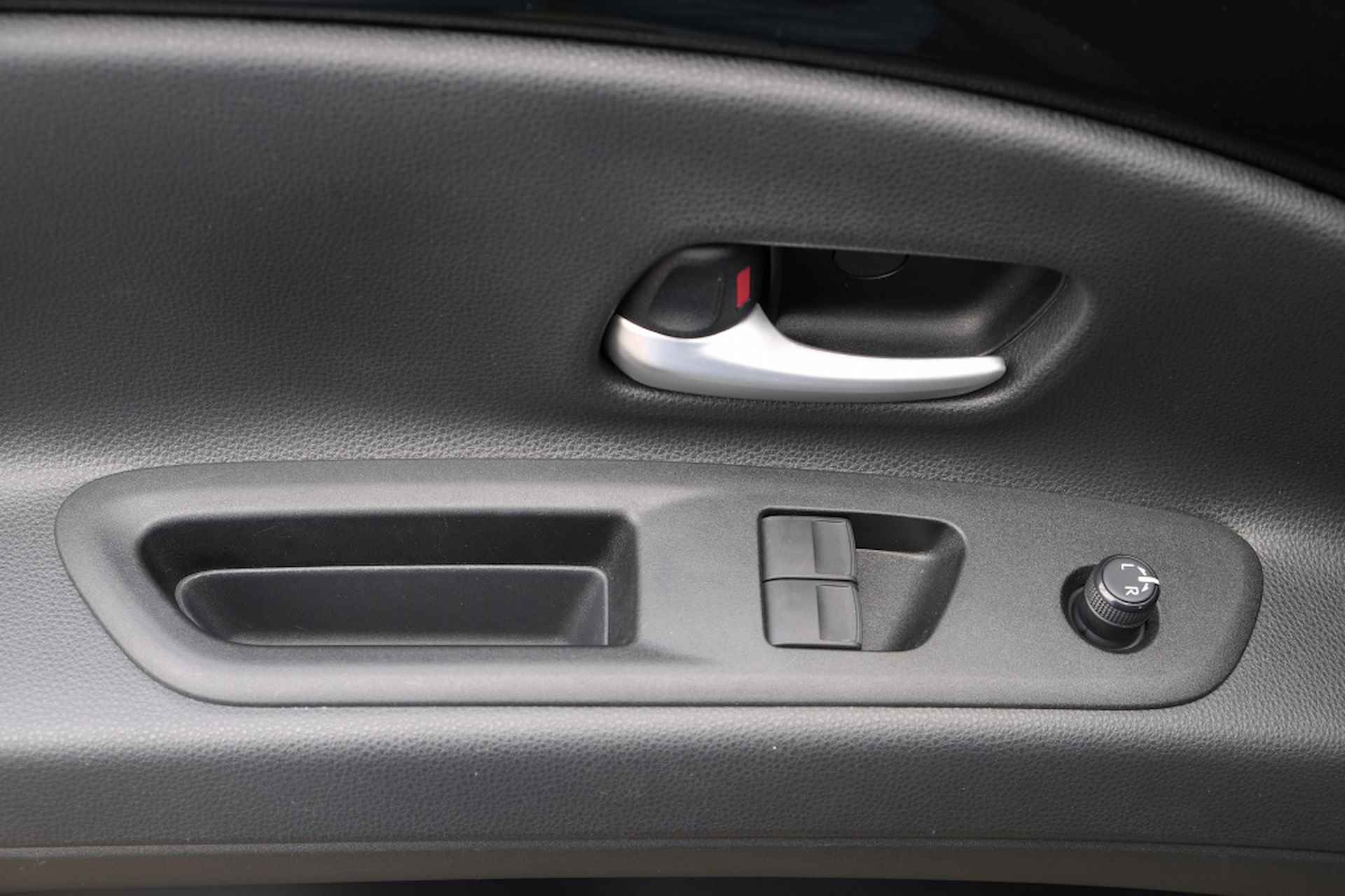 Toyota Aygo X 1.0 VVT-i MT first | Apple CarPlay / Android Auto | Airco | Safe - 13/40