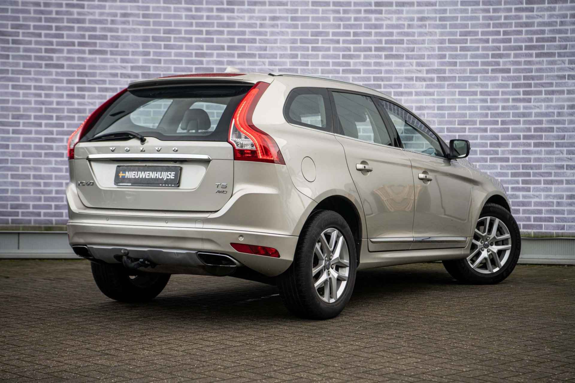 Volvo XC60 2.0 T5 Polar+ | Panoramadak | Trekhaak | Stoelverwarming | Xenon | Powerseats | Parkeercamera | Sensoren voor + achter | Standkachel | - 4/38