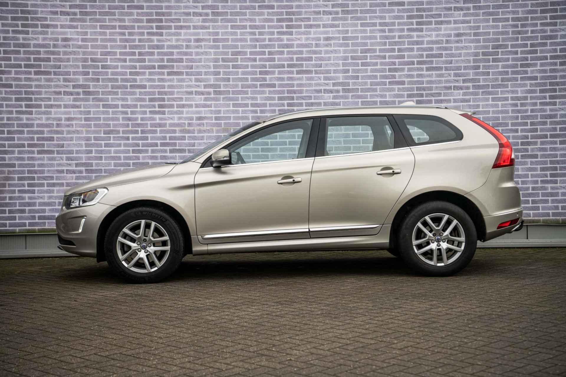 Volvo XC60 2.0 T5 Polar+ | Panoramadak | Trekhaak | Stoelverwarming | Xenon | Powerseats | Parkeercamera | Sensoren voor + achter | Standkachel | - 6/38