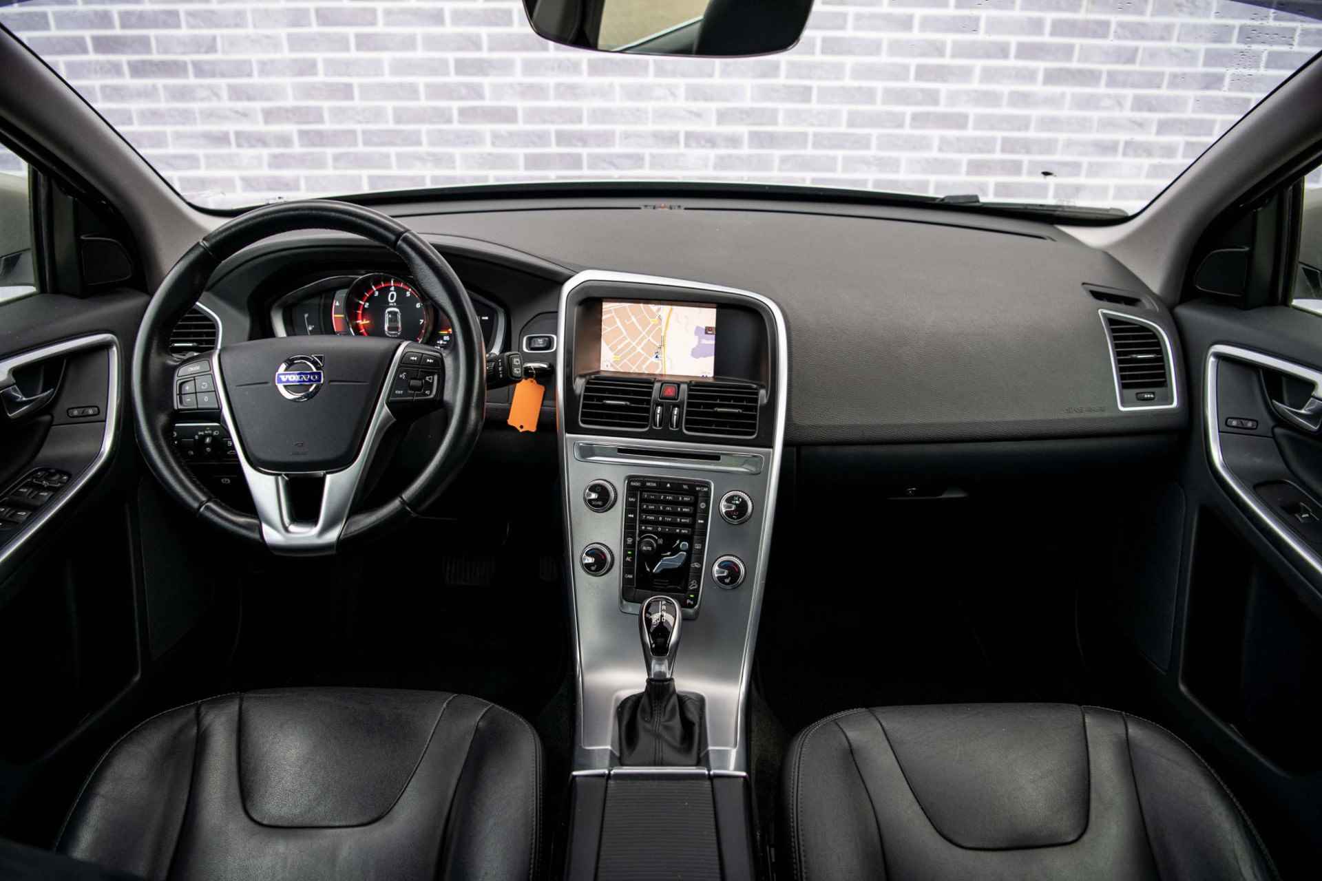 Volvo XC60 2.0 T5 Polar+ | Panoramadak | Trekhaak | Stoelverwarming | Xenon | Powerseats | Parkeercamera | Sensoren voor + achter | Standkachel | - 7/38