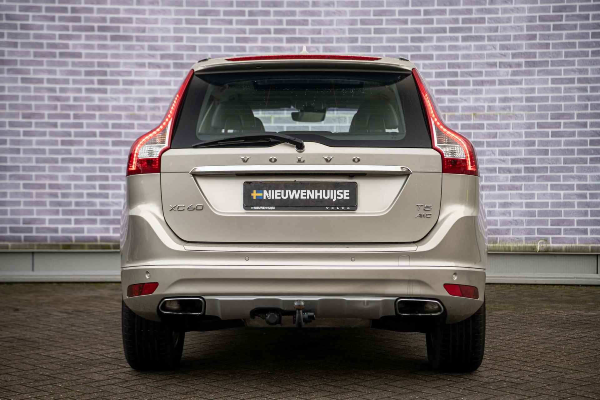 Volvo XC60 2.0 T5 Polar+ | Panoramadak | Trekhaak | Stoelverwarming | Xenon | Powerseats | Parkeercamera | Sensoren voor + achter | Standkachel | - 12/38