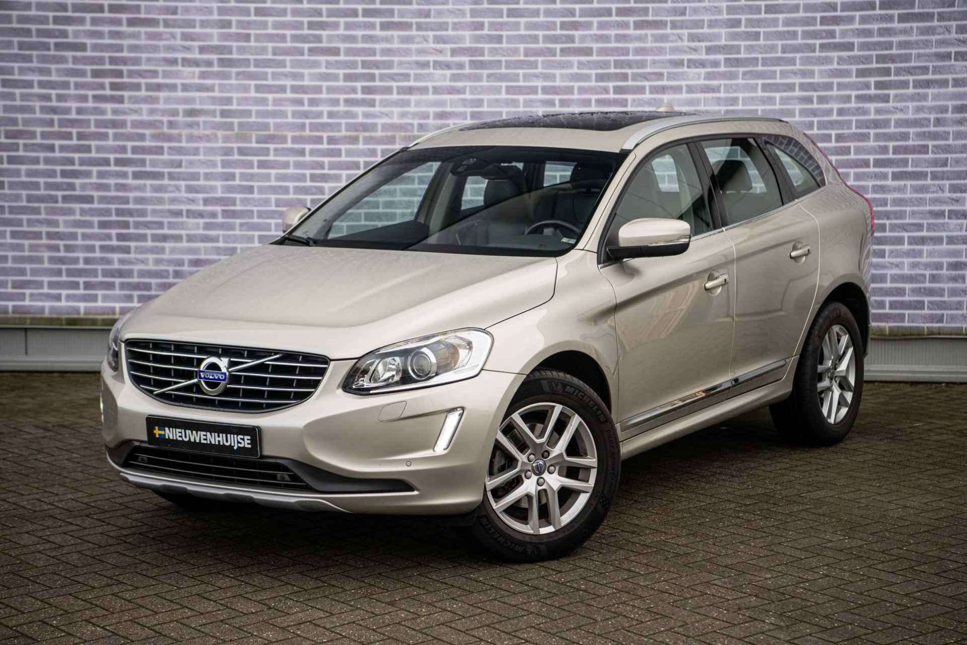 Volvo XC60 2.0 T5 Polar+ | Panoramadak | Trekhaak | Stoelverwarming | Xenon | Powerseats | Parkeercamera | Sensoren voor + achter | Standkachel | - 17/38