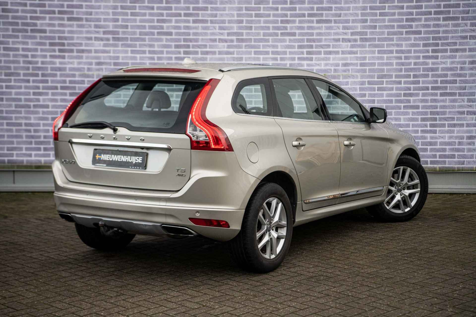 Volvo XC60 2.0 T5 Polar+ | Panoramadak | Trekhaak | Stoelverwarming | Xenon | Powerseats | Parkeercamera | Sensoren voor + achter | Standkachel | - 18/38