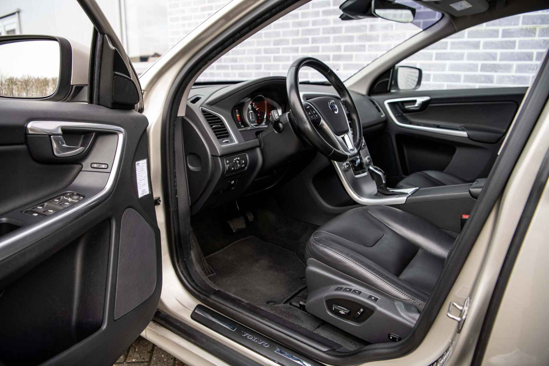 Volvo XC60 2.0 T5 Polar+ | Panoramadak | Trekhaak | Stoelverwarming | Xenon | Powerseats | Parkeercamera | Sensoren voor + achter | Standkachel | - 19/38