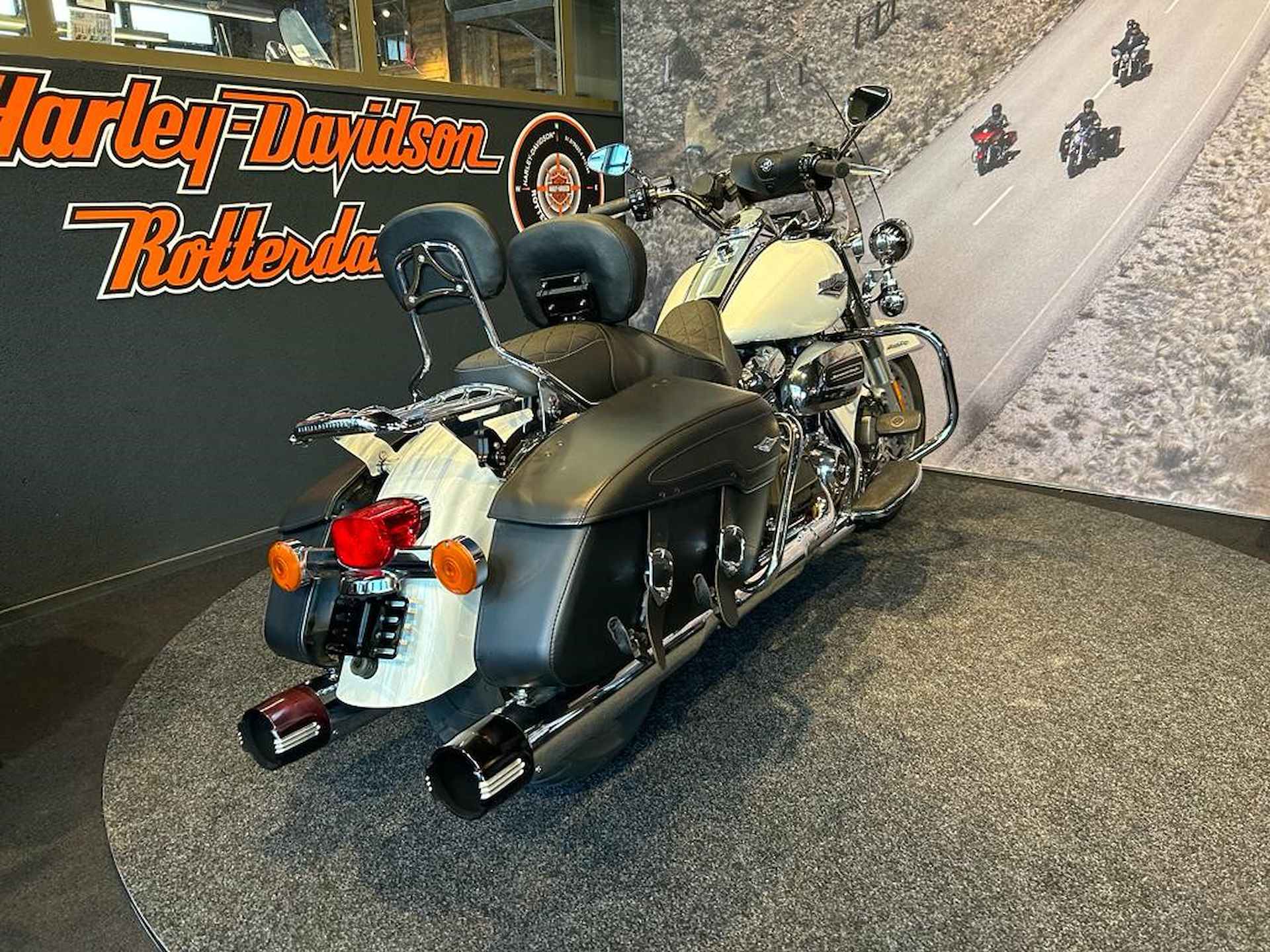 Harley-Davidson FLHRC ROADKING - 2/17