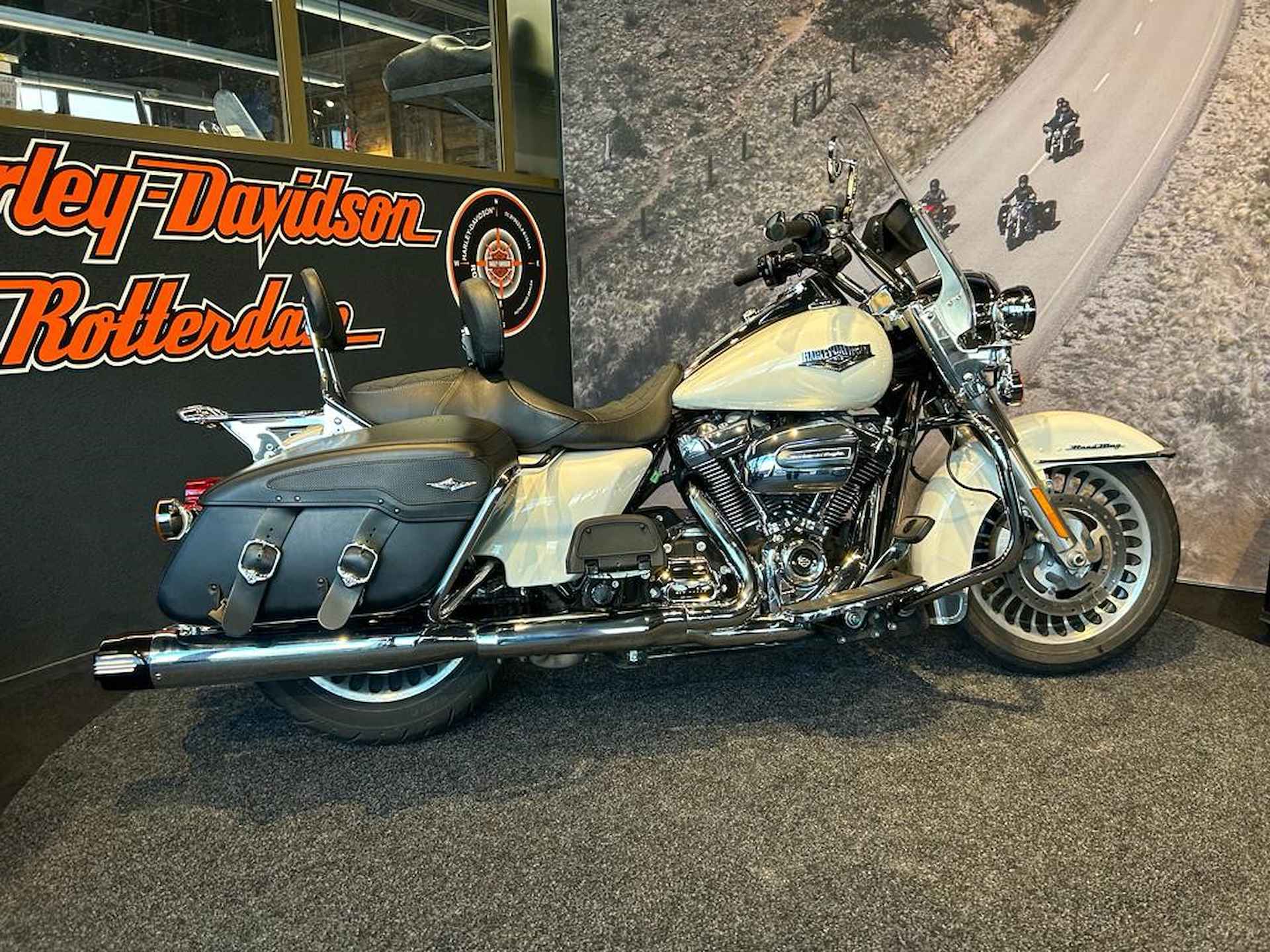 Harley-Davidson FLHRC ROADKING - 4/17