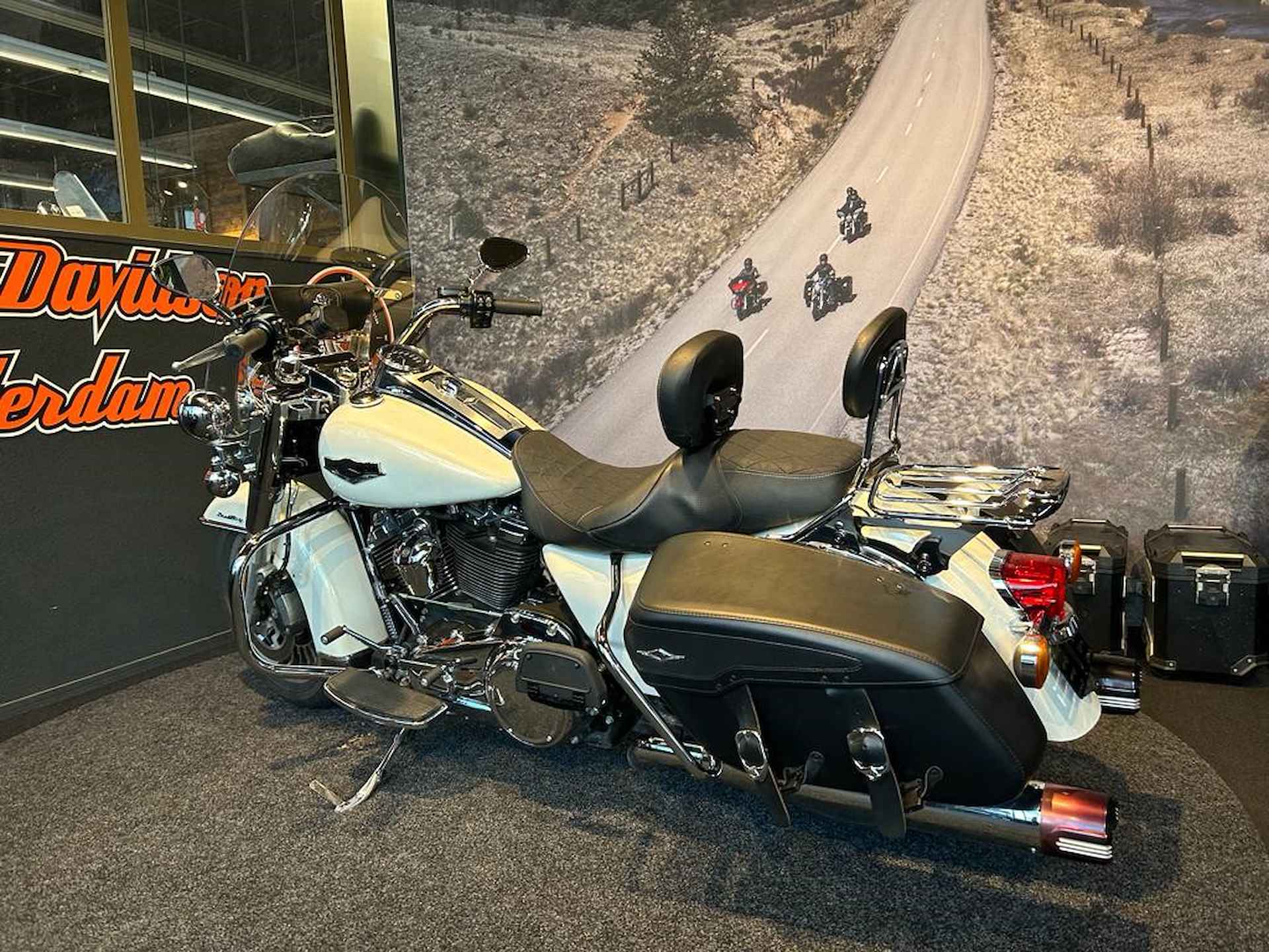 Harley-Davidson FLHRC ROADKING - 10/17