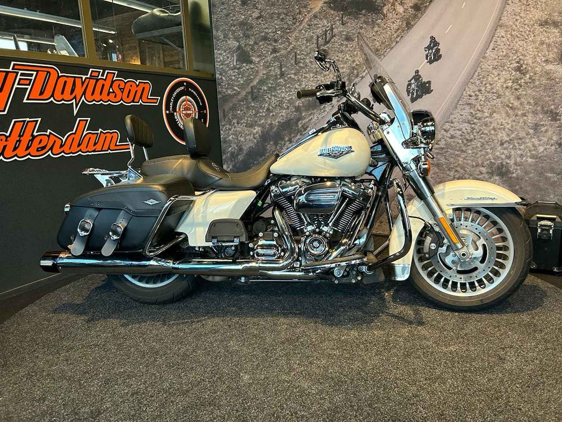 Harley-Davidson FLHRC ROADKING - 5/17