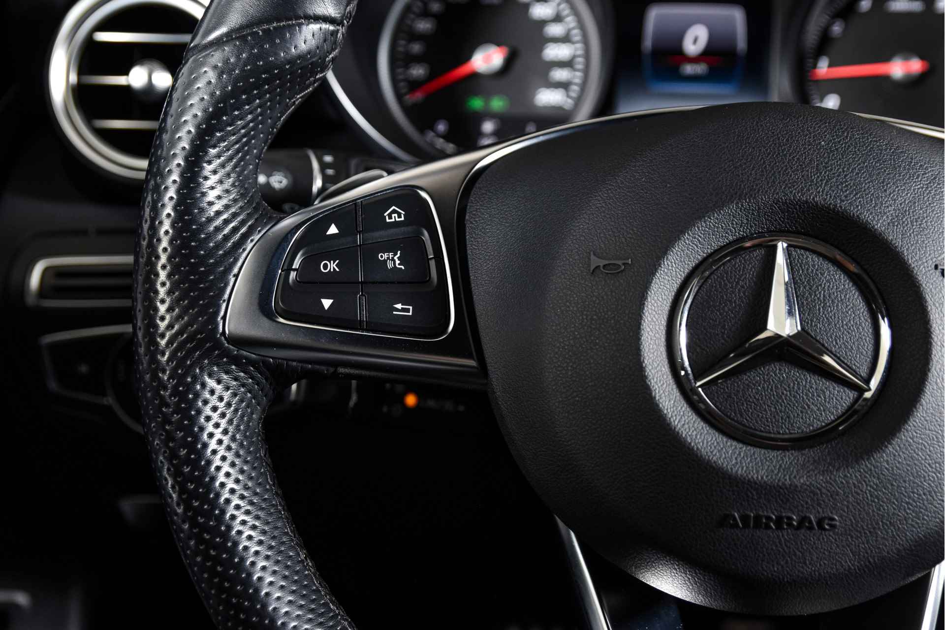 Mercedes-Benz GLC 250 4MATIC 210 PK Business Solution AMG - Orig. NL | S/K-Panodak | Cruise | Stoelverw. | Leder | Camera | PDC | NAV | Afn. Trekhaak | LM 19"| - 45/63