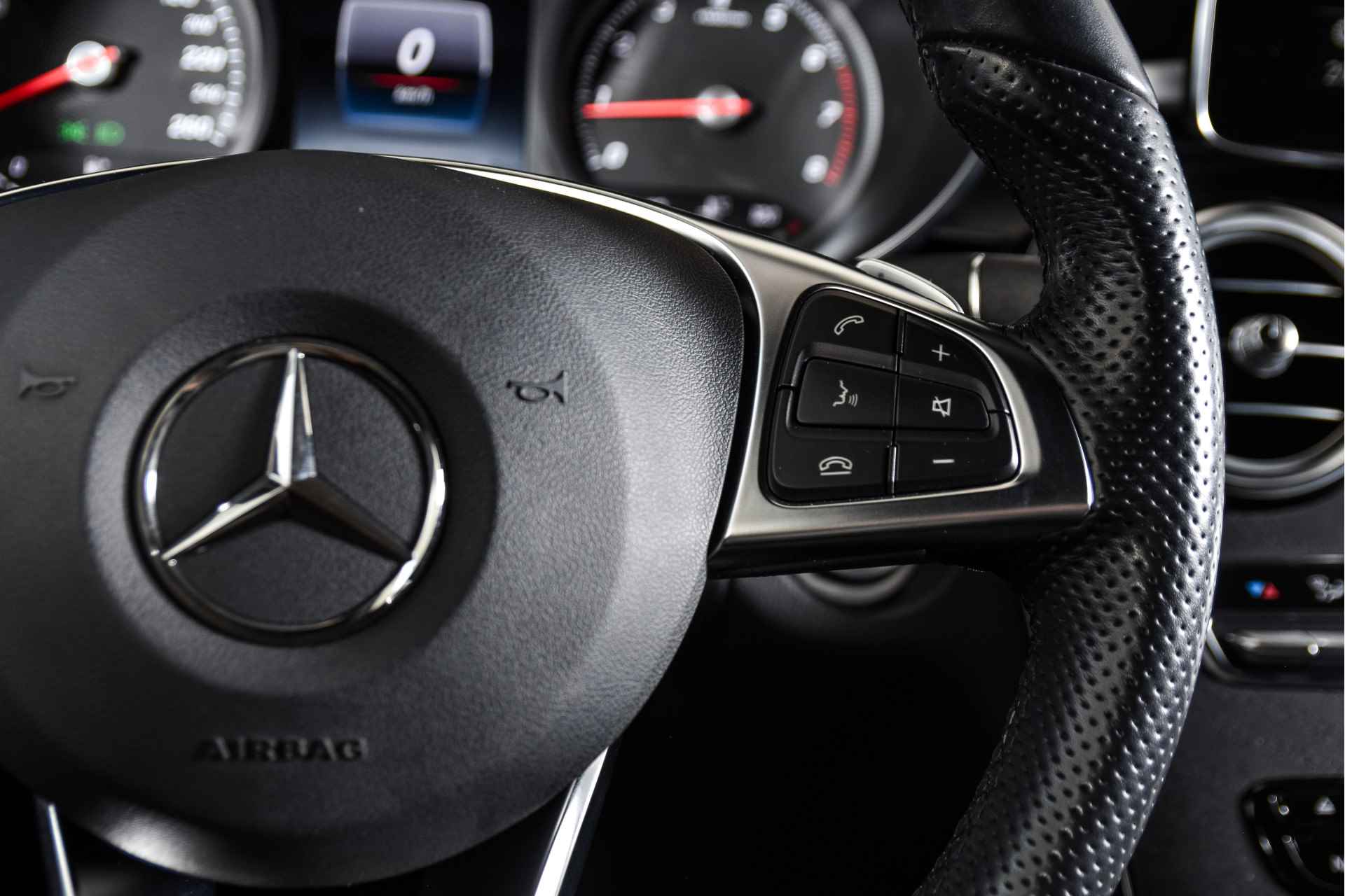 Mercedes-Benz GLC 250 4MATIC 210 PK Business Solution AMG - Orig. NL | S/K-Panodak | Cruise | Stoelverw. | Leder | Camera | PDC | NAV | Afn. Trekhaak | LM 19"| - 48/63