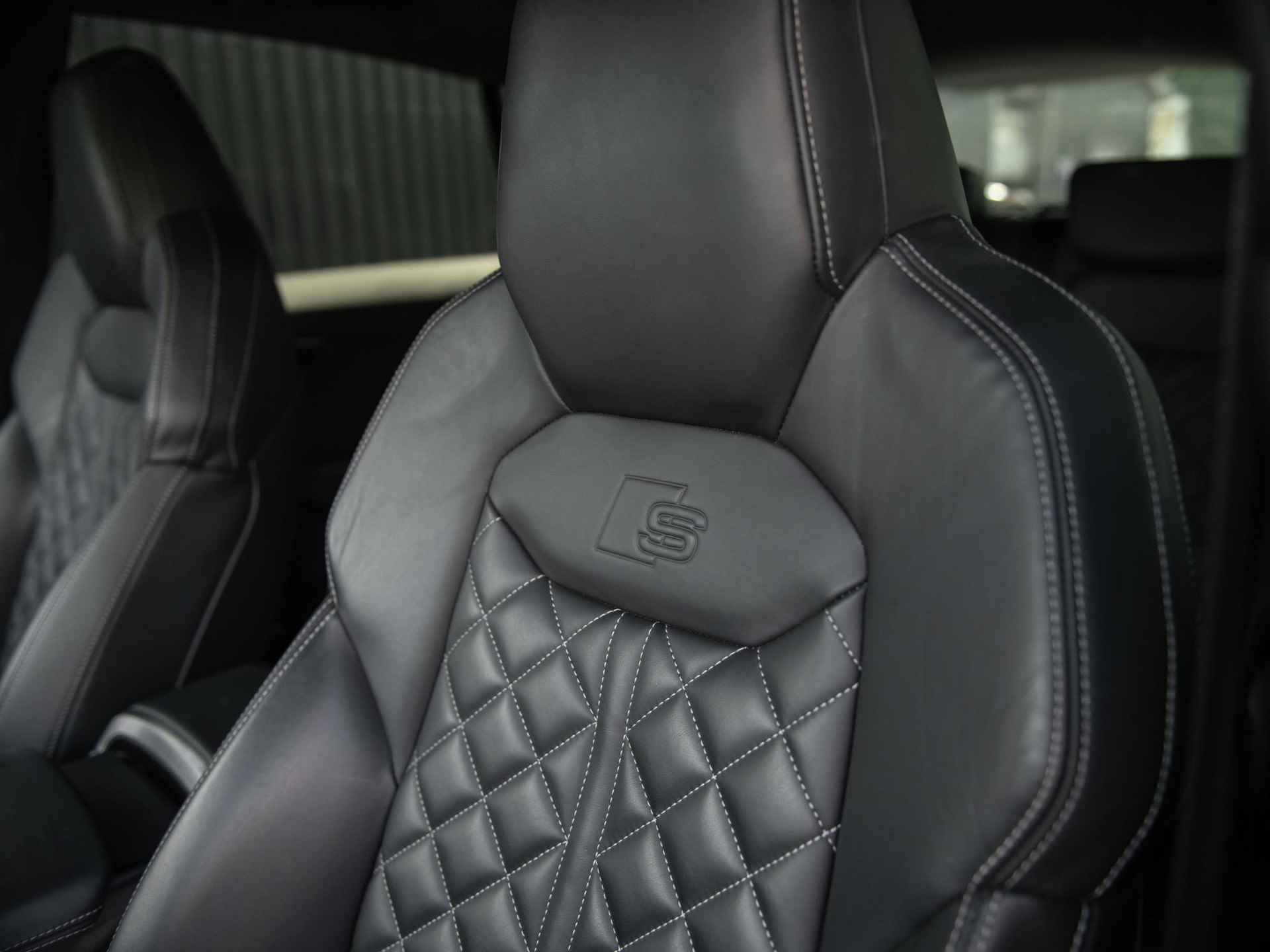 Audi Q8 55 TFSI quattro Pro Line S 340pk | S Stoelen | Carbon | Pano | 23 inch - 32/52