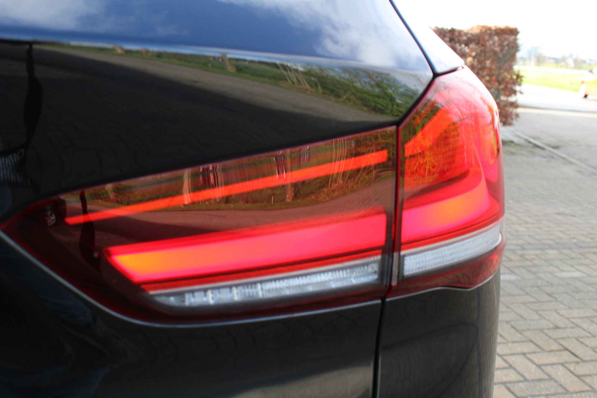 BMW X1 sDrive18i High Executive Edition M-pakket | Incl. 1 jaar Garantie | Panorama dak | Elektrische kofferbak | Climate controle | Stoelverwarming | Parkeersensoren V+A | Navigatie | Cruise controle | Lederen bekleding | Harman/Kardon audiosysteem | Head up display | Keyless start | Elektrisch schuif/kantel dak | Origineel NL auto | NAP | - 11/65