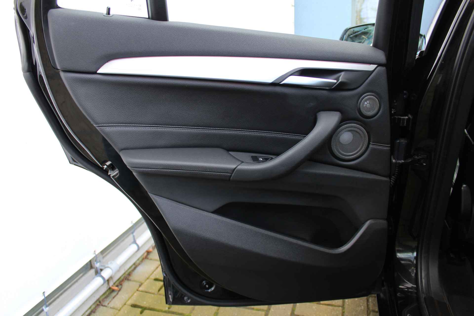 BMW X1 sDrive18i High Executive Edition M-pakket | Incl. 1 jaar Garantie | Panorama dak | Elektrische kofferbak | Climate controle | Stoelverwarming | Parkeersensoren V+A | Navigatie | Cruise controle | Lederen bekleding | Harman/Kardon audiosysteem | Head up display | Keyless start | Elektrisch schuif/kantel dak | Origineel NL auto | NAP | - 20/65