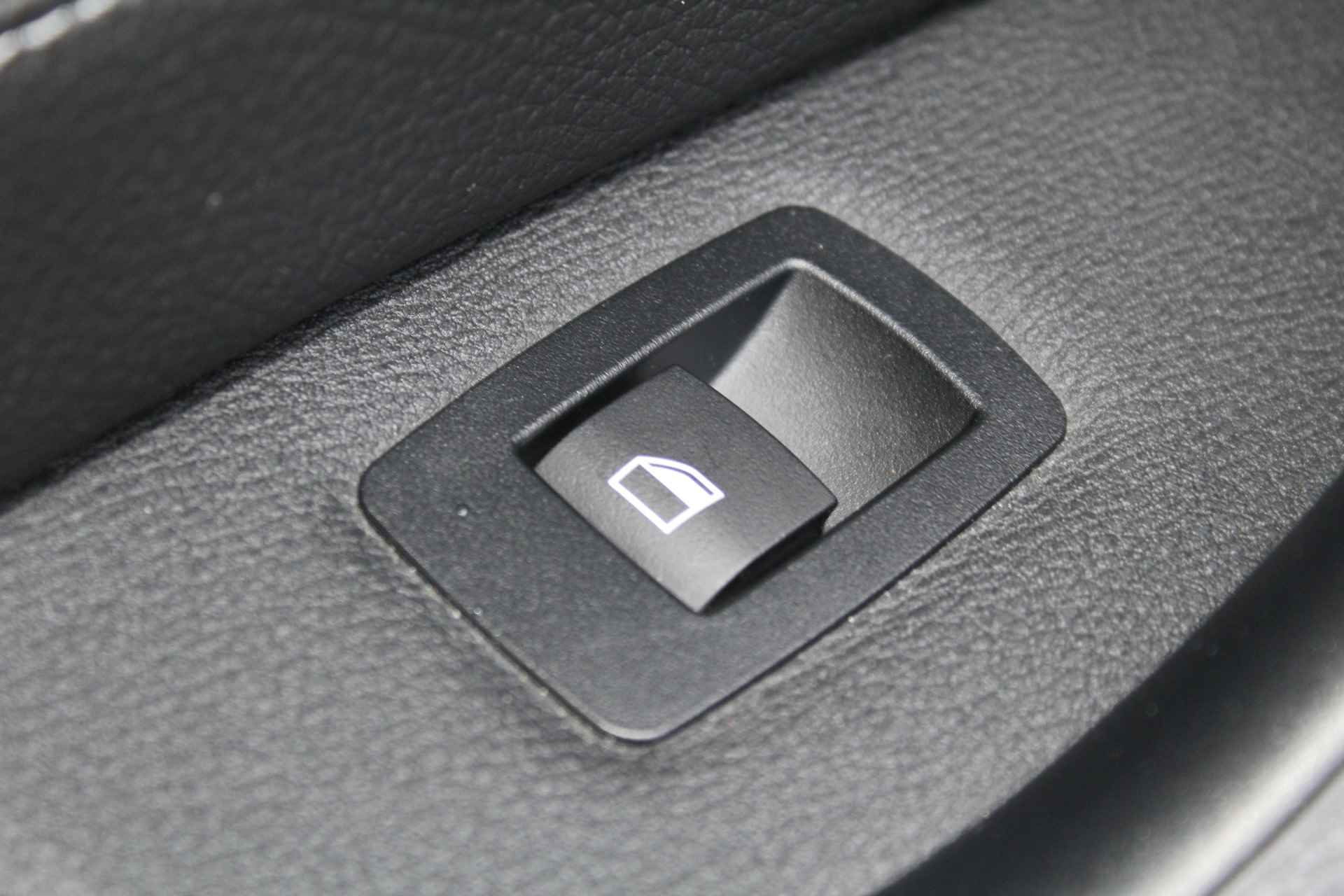 BMW X1 sDrive18i High Executive Edition M-pakket | Incl. 1 jaar Garantie | Panorama dak | Elektrische kofferbak | Climate controle | Stoelverwarming | Parkeersensoren V+A | Navigatie | Cruise controle | Lederen bekleding | Harman/Kardon audiosysteem | Head up display | Keyless start | Elektrisch schuif/kantel dak | Origineel NL auto | NAP | - 21/65