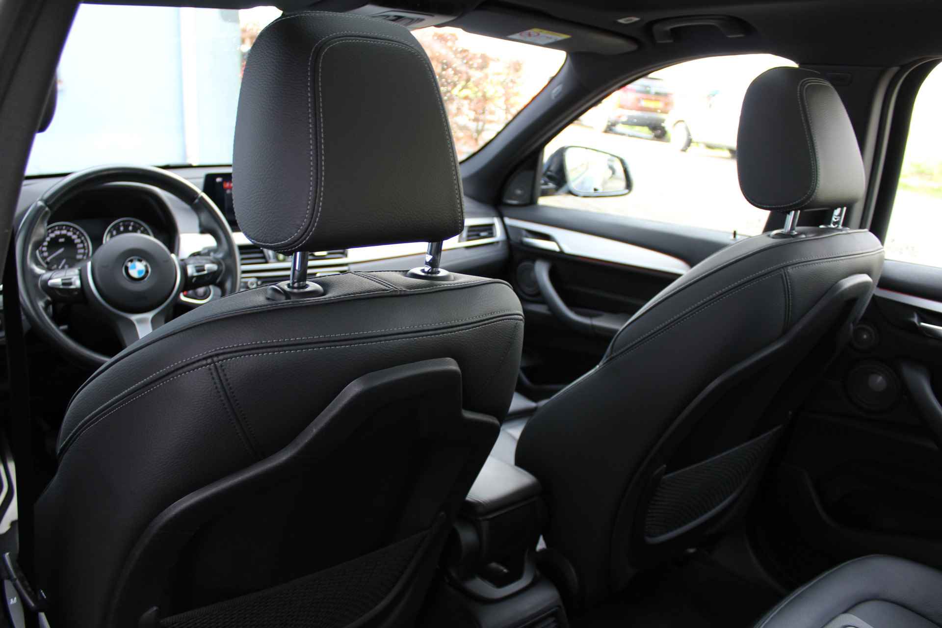 BMW X1 sDrive18i High Executive Edition M-pakket | Incl. 1 jaar Garantie | Panorama dak | Elektrische kofferbak | Climate controle | Stoelverwarming | Parkeersensoren V+A | Navigatie | Cruise controle | Lederen bekleding | Harman/Kardon audiosysteem | Head up display | Keyless start | Elektrisch schuif/kantel dak | Origineel NL auto | NAP | - 25/65