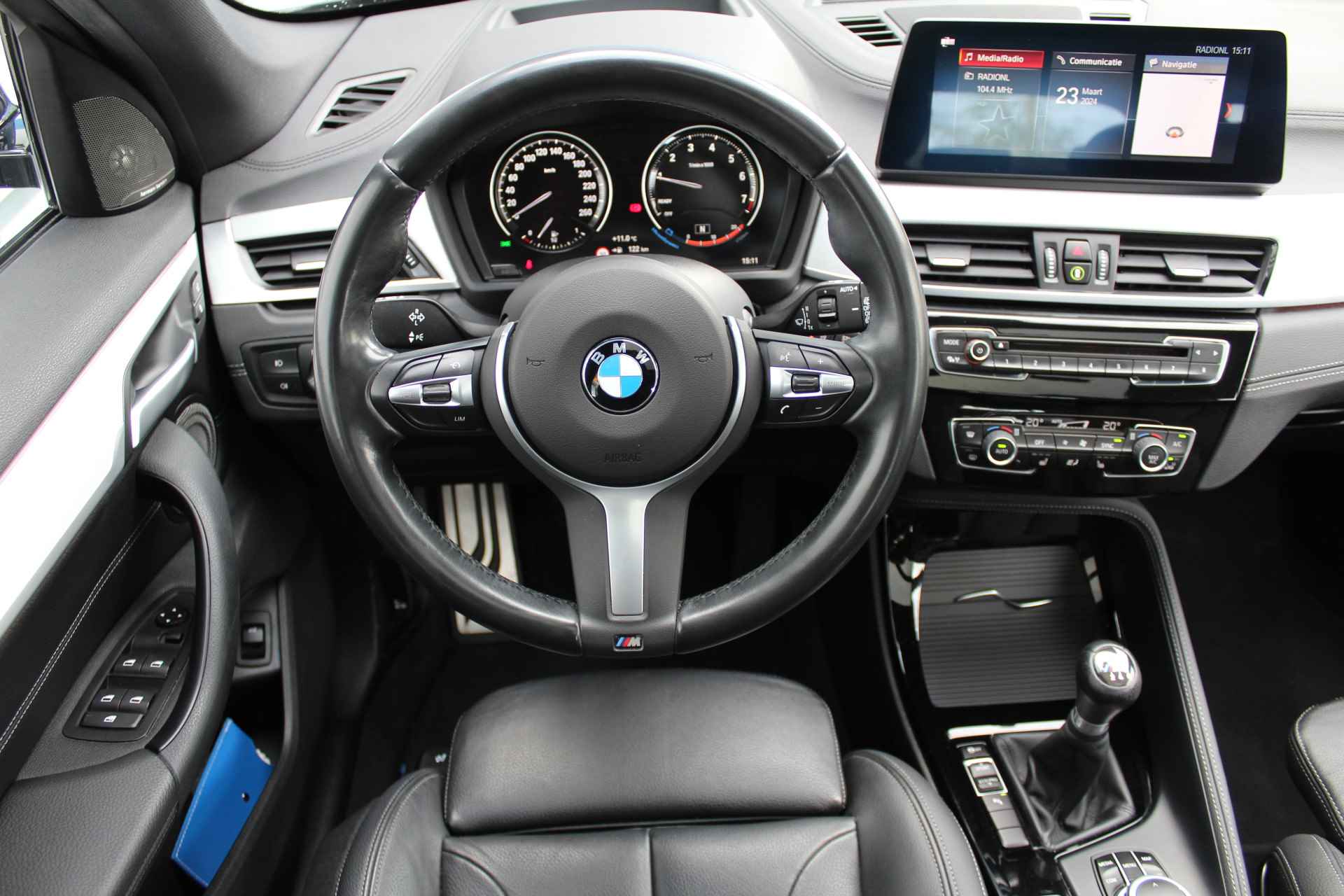 BMW X1 sDrive18i High Executive Edition M-pakket | Incl. 1 jaar Garantie | Panorama dak | Elektrische kofferbak | Climate controle | Stoelverwarming | Parkeersensoren V+A | Navigatie | Cruise controle | Lederen bekleding | Harman/Kardon audiosysteem | Head up display | Keyless start | Elektrisch schuif/kantel dak | Origineel NL auto | NAP | - 26/65
