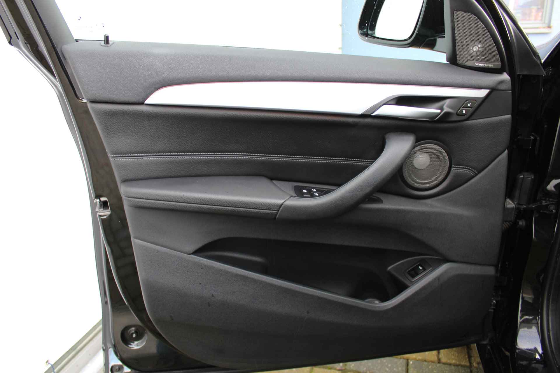 BMW X1 sDrive18i High Executive Edition M-pakket | Incl. 1 jaar Garantie | Panorama dak | Elektrische kofferbak | Climate controle | Stoelverwarming | Parkeersensoren V+A | Navigatie | Cruise controle | Lederen bekleding | Harman/Kardon audiosysteem | Head up display | Keyless start | Elektrisch schuif/kantel dak | Origineel NL auto | NAP | - 27/65