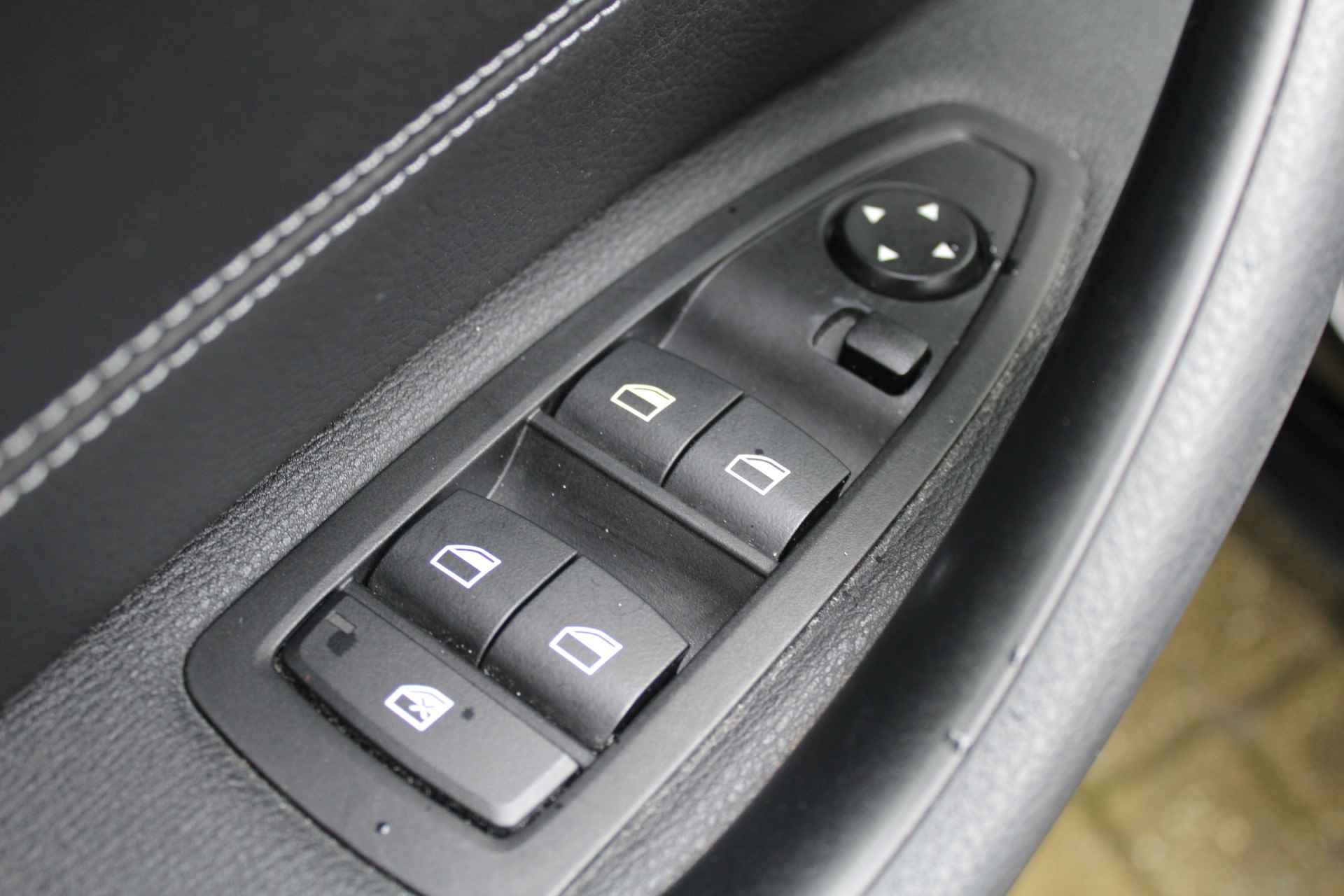 BMW X1 sDrive18i High Executive Edition M-pakket | Incl. 1 jaar Garantie | Panorama dak | Elektrische kofferbak | Climate controle | Stoelverwarming | Parkeersensoren V+A | Navigatie | Cruise controle | Lederen bekleding | Harman/Kardon audiosysteem | Head up display | Keyless start | Elektrisch schuif/kantel dak | Origineel NL auto | NAP | - 29/65