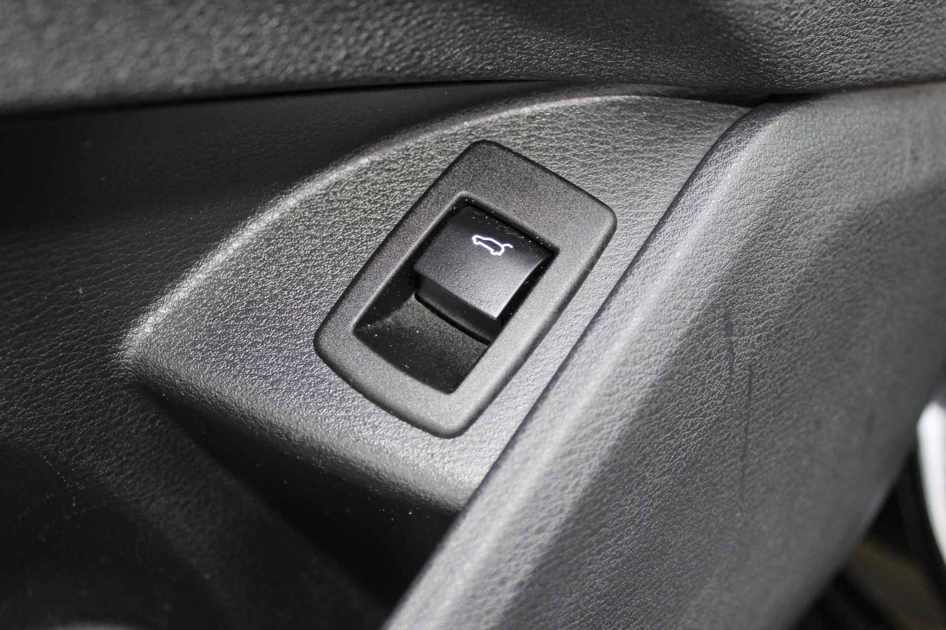 BMW X1 sDrive18i High Executive Edition M-pakket | Incl. 1 jaar Garantie | Panorama dak | Elektrische kofferbak | Climate controle | Stoelverwarming | Parkeersensoren V+A | Navigatie | Cruise controle | Lederen bekleding | Harman/Kardon audiosysteem | Head up display | Keyless start | Elektrisch schuif/kantel dak | Origineel NL auto | NAP | - 30/65