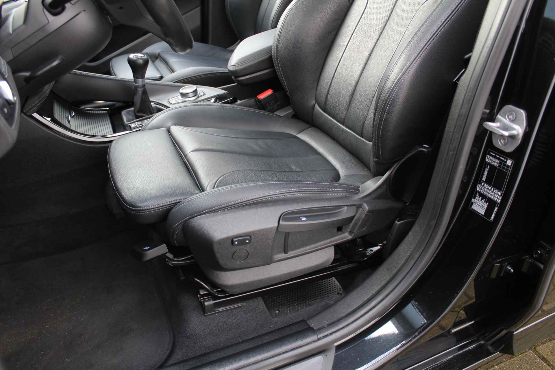BMW X1 sDrive18i High Executive Edition M-pakket | Incl. 1 jaar Garantie | Panorama dak | Elektrische kofferbak | Climate controle | Stoelverwarming | Parkeersensoren V+A | Navigatie | Cruise controle | Lederen bekleding | Harman/Kardon audiosysteem | Head up display | Keyless start | Elektrisch schuif/kantel dak | Origineel NL auto | NAP | - 32/65