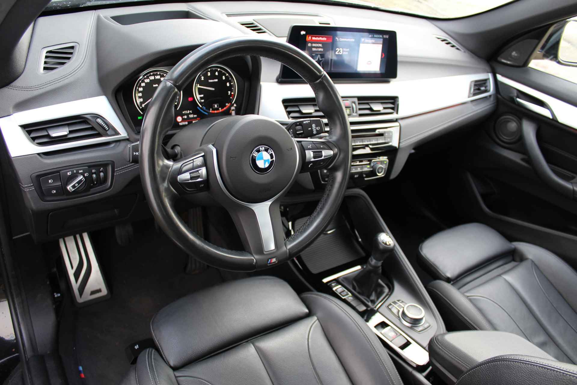 BMW X1 sDrive18i High Executive Edition M-pakket | Incl. 1 jaar Garantie | Panorama dak | Elektrische kofferbak | Climate controle | Stoelverwarming | Parkeersensoren V+A | Navigatie | Cruise controle | Lederen bekleding | Harman/Kardon audiosysteem | Head up display | Keyless start | Elektrisch schuif/kantel dak | Origineel NL auto | NAP | - 33/65