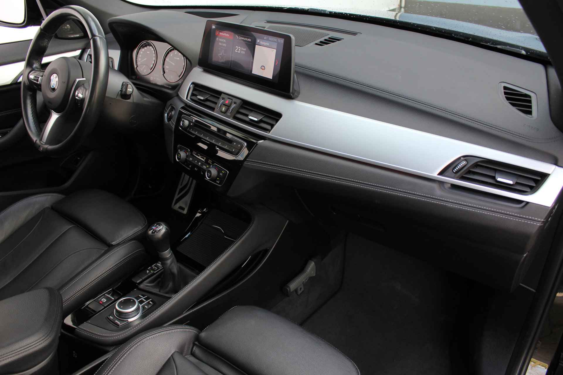 BMW X1 sDrive18i High Executive Edition M-pakket | Incl. 1 jaar Garantie | Panorama dak | Elektrische kofferbak | Climate controle | Stoelverwarming | Parkeersensoren V+A | Navigatie | Cruise controle | Lederen bekleding | Harman/Kardon audiosysteem | Head up display | Keyless start | Elektrisch schuif/kantel dak | Origineel NL auto | NAP | - 34/65