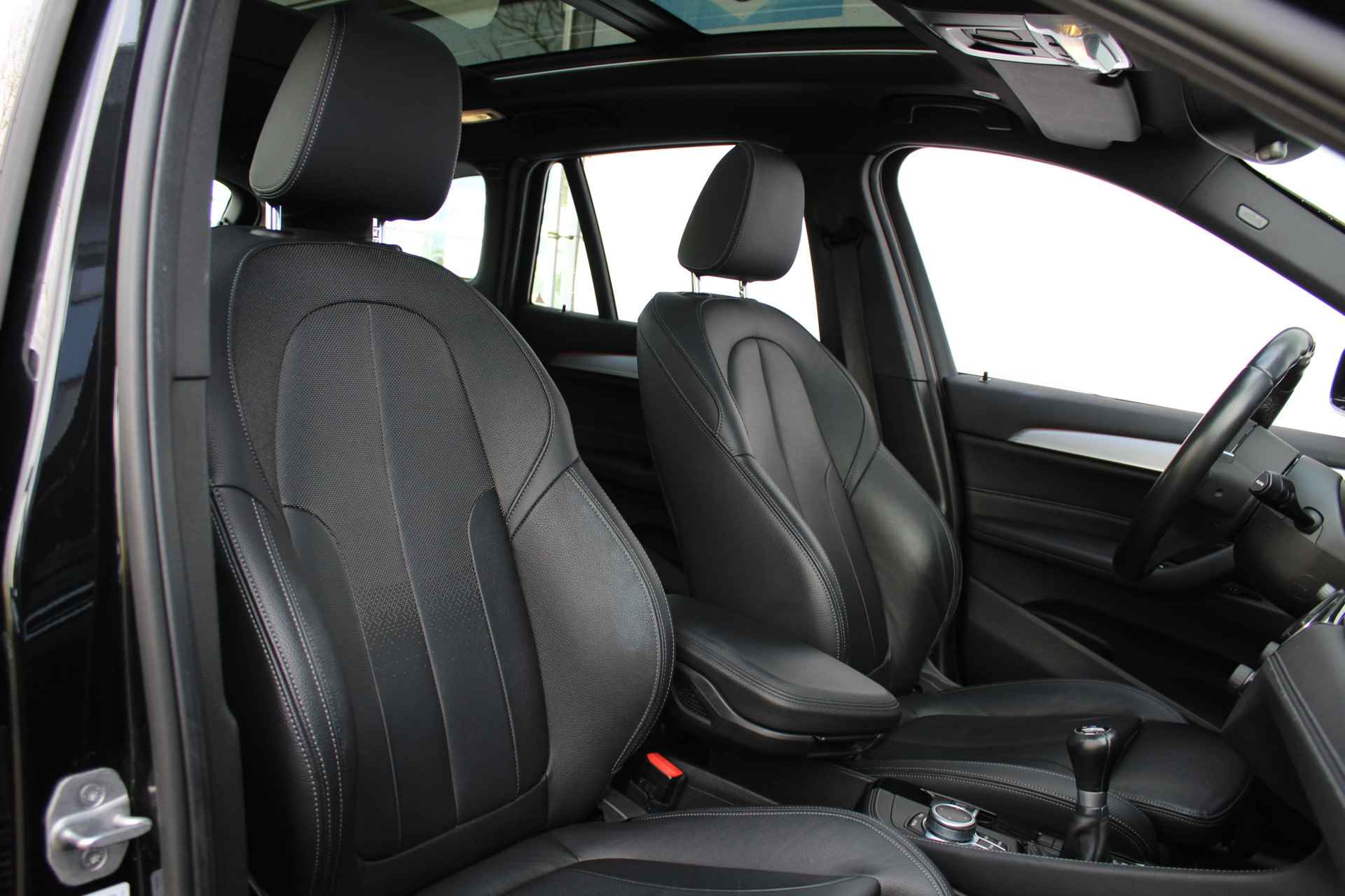 BMW X1 sDrive18i High Executive Edition M-pakket | Incl. 1 jaar Garantie | Panorama dak | Elektrische kofferbak | Climate controle | Stoelverwarming | Parkeersensoren V+A | Navigatie | Cruise controle | Lederen bekleding | Harman/Kardon audiosysteem | Head up display | Keyless start | Elektrisch schuif/kantel dak | Origineel NL auto | NAP | - 35/65