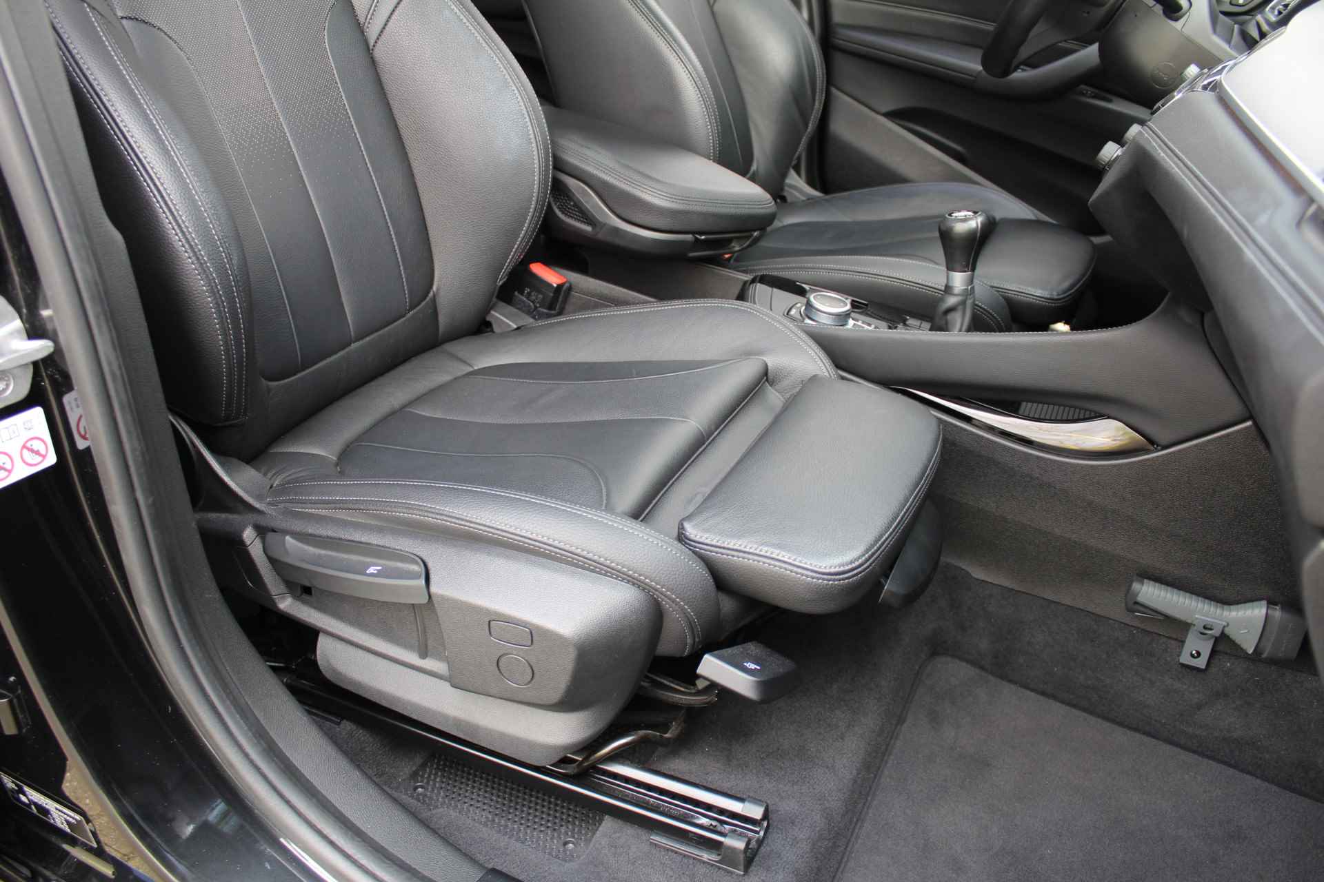 BMW X1 sDrive18i High Executive Edition M-pakket | Incl. 1 jaar Garantie | Panorama dak | Elektrische kofferbak | Climate controle | Stoelverwarming | Parkeersensoren V+A | Navigatie | Cruise controle | Lederen bekleding | Harman/Kardon audiosysteem | Head up display | Keyless start | Elektrisch schuif/kantel dak | Origineel NL auto | NAP | - 36/65