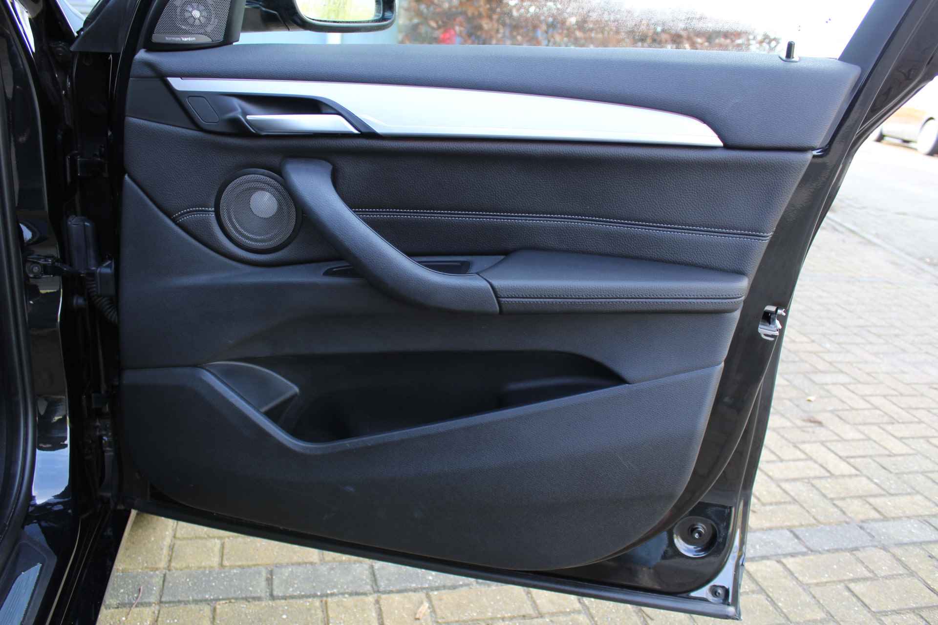 BMW X1 sDrive18i High Executive Edition M-pakket | Incl. 1 jaar Garantie | Panorama dak | Elektrische kofferbak | Climate controle | Stoelverwarming | Parkeersensoren V+A | Navigatie | Cruise controle | Lederen bekleding | Harman/Kardon audiosysteem | Head up display | Keyless start | Elektrisch schuif/kantel dak | Origineel NL auto | NAP | - 37/65