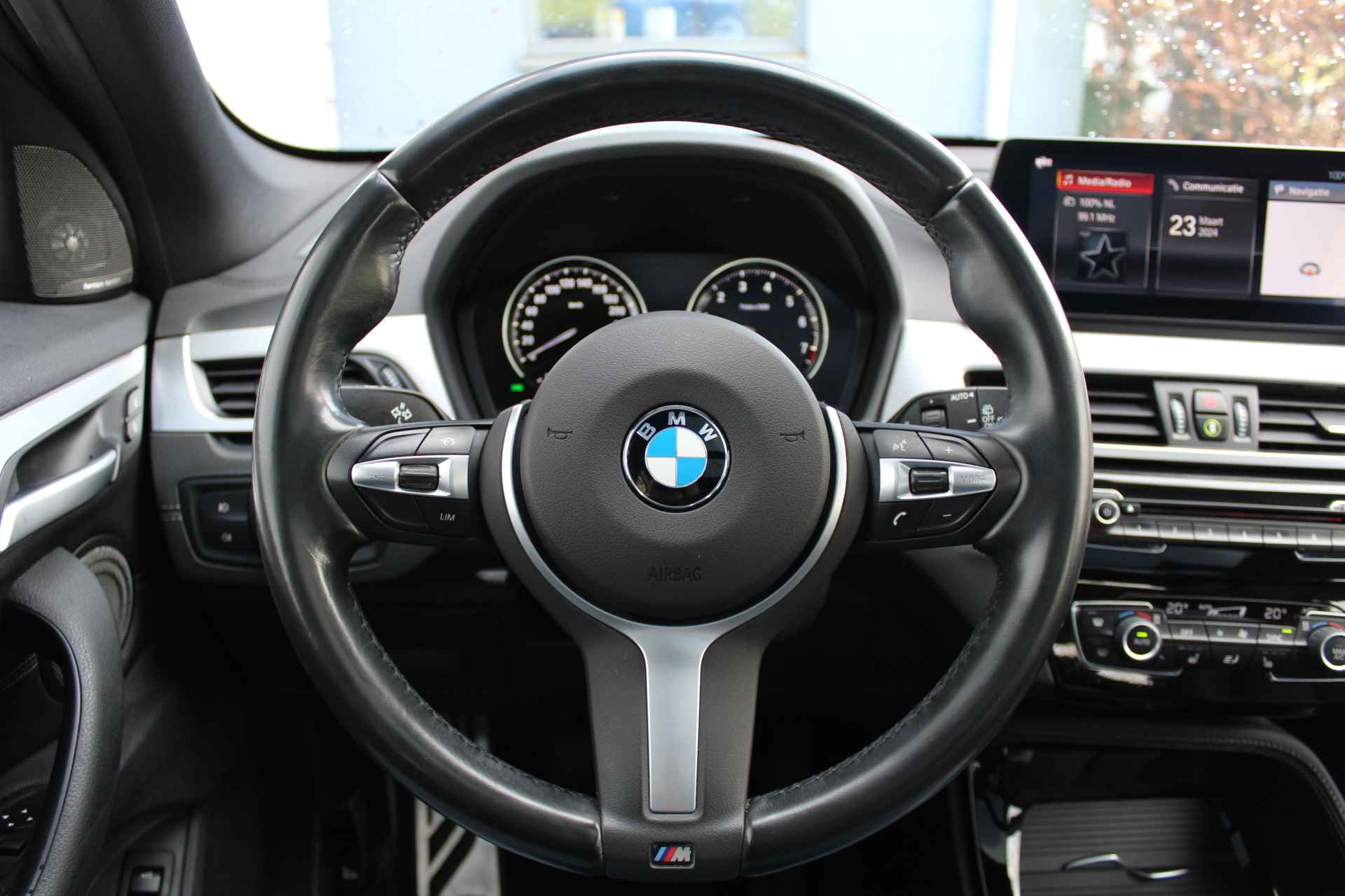 BMW X1 sDrive18i High Executive Edition M-pakket | Incl. 1 jaar Garantie | Panorama dak | Elektrische kofferbak | Climate controle | Stoelverwarming | Parkeersensoren V+A | Navigatie | Cruise controle | Lederen bekleding | Harman/Kardon audiosysteem | Head up display | Keyless start | Elektrisch schuif/kantel dak | Origineel NL auto | NAP | - 38/65