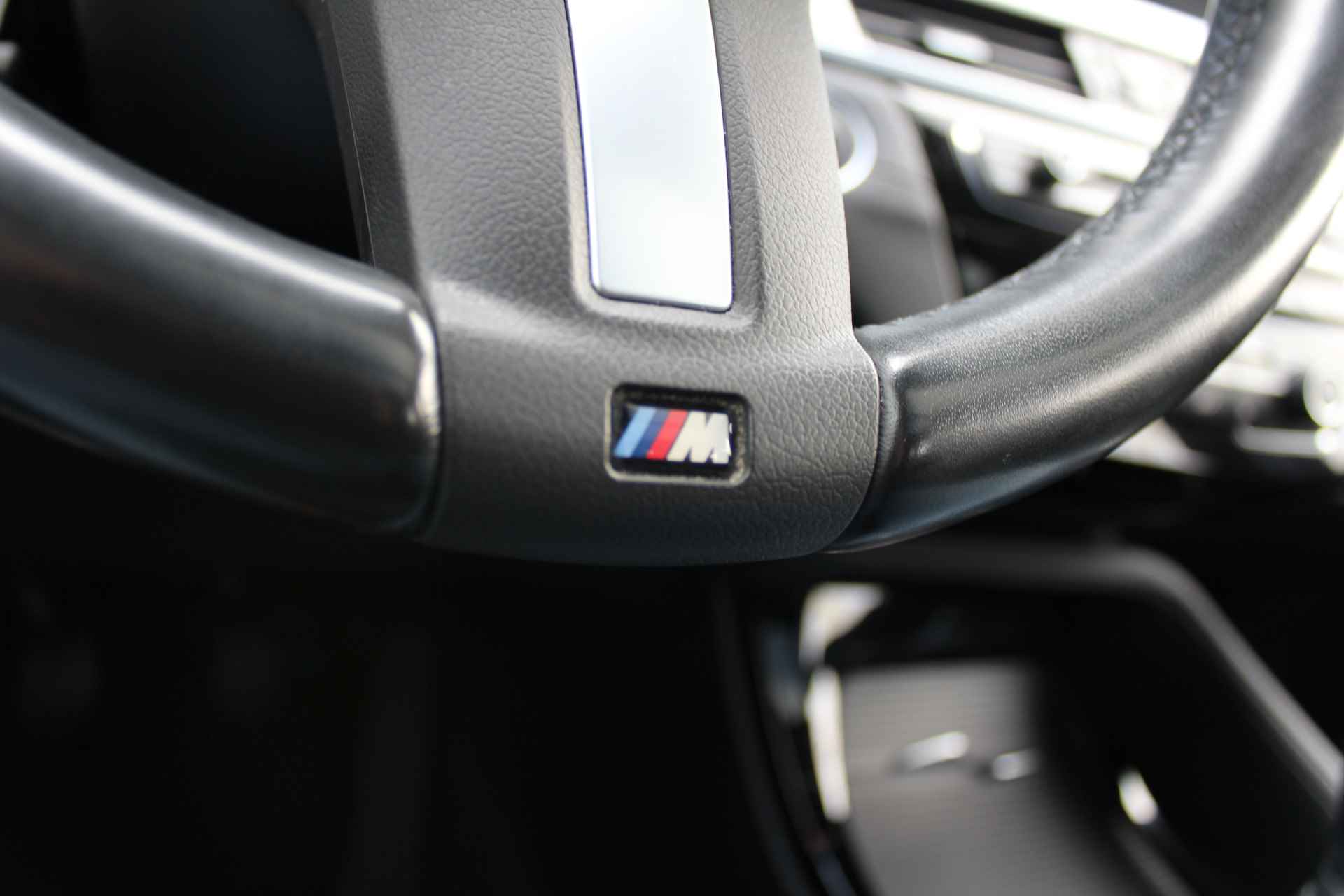 BMW X1 sDrive18i High Executive Edition M-pakket | Incl. 1 jaar Garantie | Panorama dak | Elektrische kofferbak | Climate controle | Stoelverwarming | Parkeersensoren V+A | Navigatie | Cruise controle | Lederen bekleding | Harman/Kardon audiosysteem | Head up display | Keyless start | Elektrisch schuif/kantel dak | Origineel NL auto | NAP | - 39/65