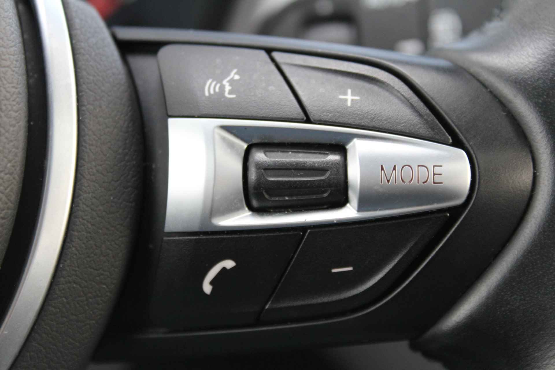 BMW X1 sDrive18i High Executive Edition M-pakket | Incl. 1 jaar Garantie | Panorama dak | Elektrische kofferbak | Climate controle | Stoelverwarming | Parkeersensoren V+A | Navigatie | Cruise controle | Lederen bekleding | Harman/Kardon audiosysteem | Head up display | Keyless start | Elektrisch schuif/kantel dak | Origineel NL auto | NAP | - 41/65