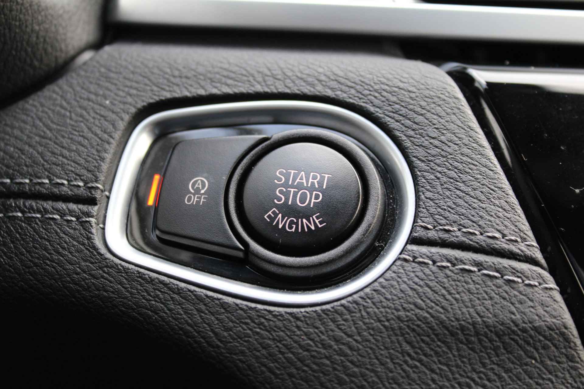 BMW X1 sDrive18i High Executive Edition M-pakket | Incl. 1 jaar Garantie | Panorama dak | Elektrische kofferbak | Climate controle | Stoelverwarming | Parkeersensoren V+A | Navigatie | Cruise controle | Lederen bekleding | Harman/Kardon audiosysteem | Head up display | Keyless start | Elektrisch schuif/kantel dak | Origineel NL auto | NAP | - 43/65