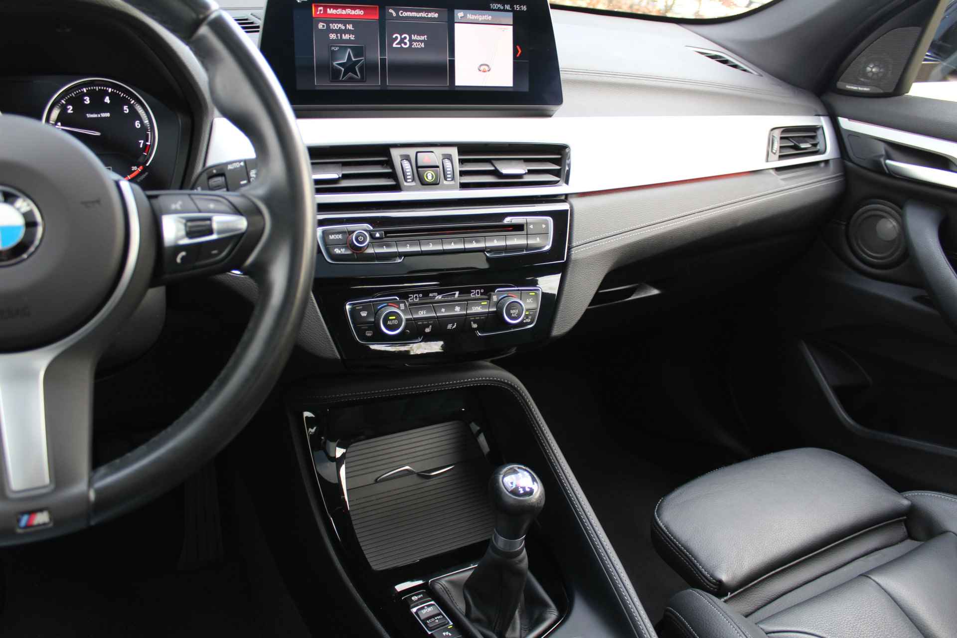 BMW X1 sDrive18i High Executive Edition M-pakket | Incl. 1 jaar Garantie | Panorama dak | Elektrische kofferbak | Climate controle | Stoelverwarming | Parkeersensoren V+A | Navigatie | Cruise controle | Lederen bekleding | Harman/Kardon audiosysteem | Head up display | Keyless start | Elektrisch schuif/kantel dak | Origineel NL auto | NAP | - 44/65