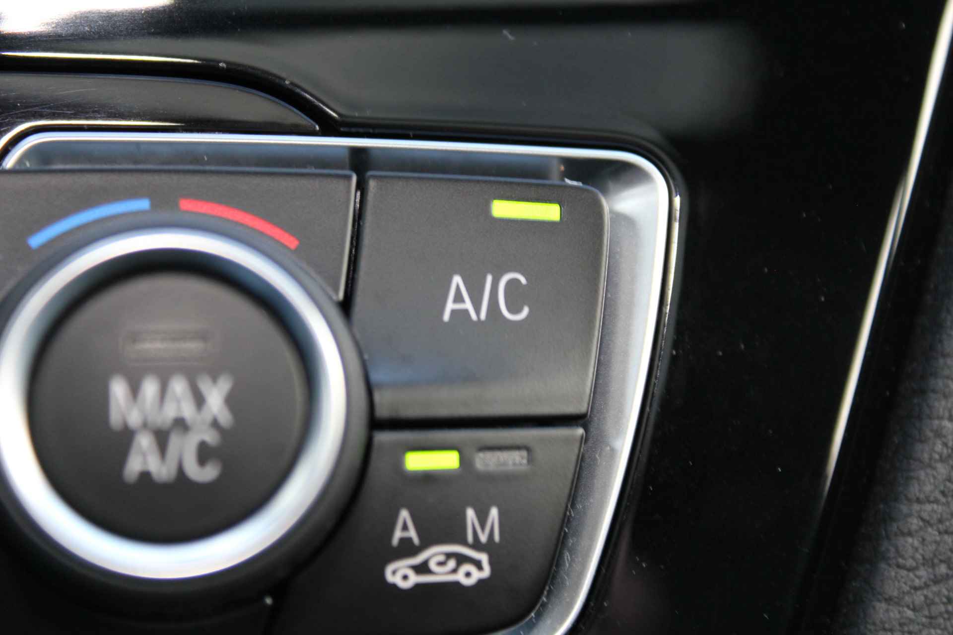 BMW X1 sDrive18i High Executive Edition M-pakket | Incl. 1 jaar Garantie | Panorama dak | Elektrische kofferbak | Climate controle | Stoelverwarming | Parkeersensoren V+A | Navigatie | Cruise controle | Lederen bekleding | Harman/Kardon audiosysteem | Head up display | Keyless start | Elektrisch schuif/kantel dak | Origineel NL auto | NAP | - 51/65
