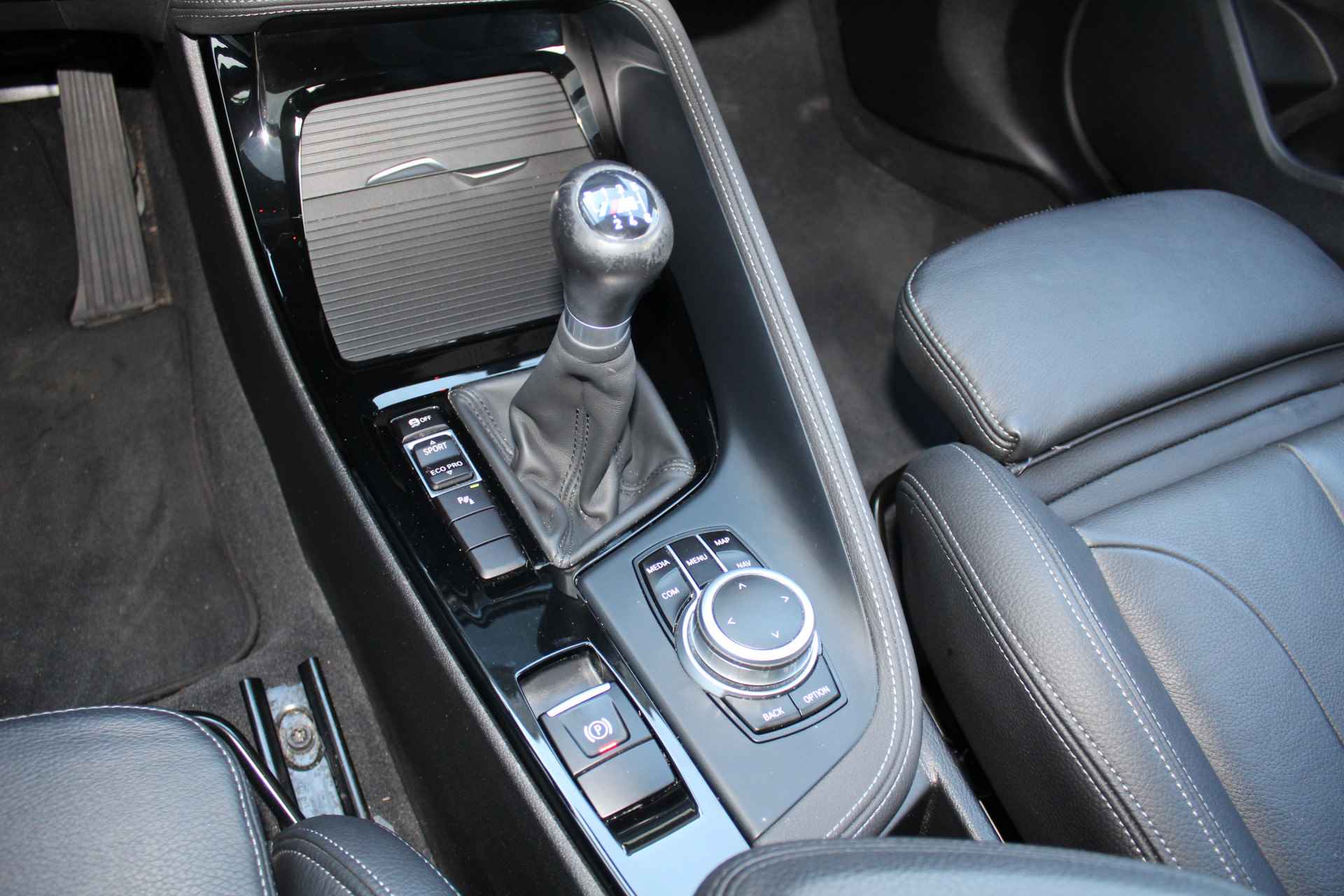 BMW X1 sDrive18i High Executive Edition M-pakket | Incl. 1 jaar Garantie | Panorama dak | Elektrische kofferbak | Climate controle | Stoelverwarming | Parkeersensoren V+A | Navigatie | Cruise controle | Lederen bekleding | Harman/Kardon audiosysteem | Head up display | Keyless start | Elektrisch schuif/kantel dak | Origineel NL auto | NAP | - 53/65