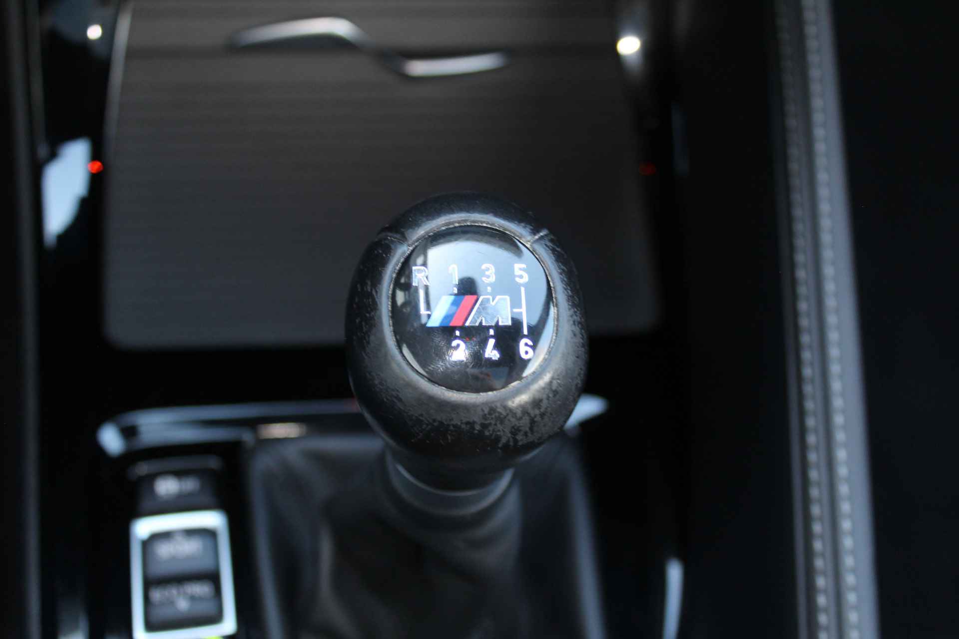 BMW X1 sDrive18i High Executive Edition M-pakket | Incl. 1 jaar Garantie | Panorama dak | Elektrische kofferbak | Climate controle | Stoelverwarming | Parkeersensoren V+A | Navigatie | Cruise controle | Lederen bekleding | Harman/Kardon audiosysteem | Head up display | Keyless start | Elektrisch schuif/kantel dak | Origineel NL auto | NAP | - 54/65