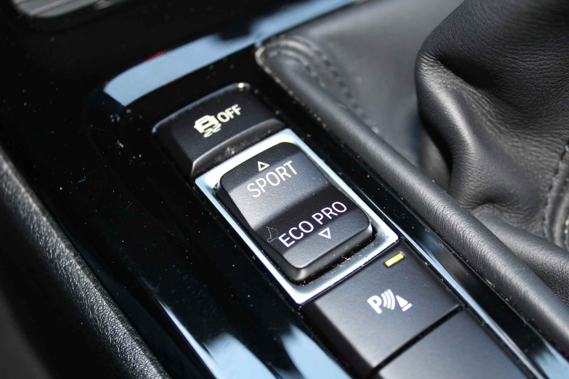 BMW X1 sDrive18i High Executive Edition M-pakket | Incl. 1 jaar Garantie | Panorama dak | Elektrische kofferbak | Climate controle | Stoelverwarming | Parkeersensoren V+A | Navigatie | Cruise controle | Lederen bekleding | Harman/Kardon audiosysteem | Head up display | Keyless start | Elektrisch schuif/kantel dak | Origineel NL auto | NAP | - 55/65