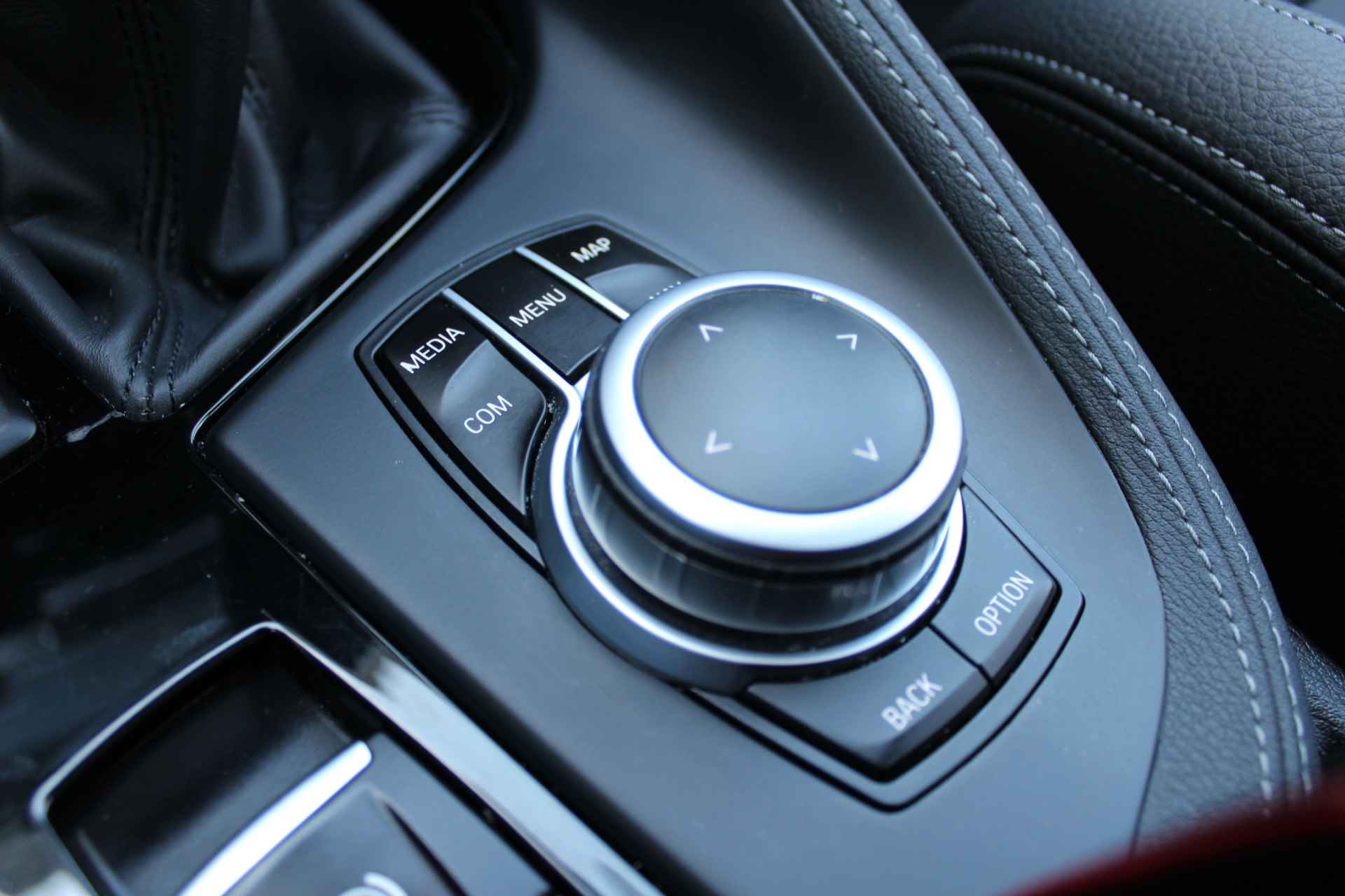 BMW X1 sDrive18i High Executive Edition M-pakket | Incl. 1 jaar Garantie | Panorama dak | Elektrische kofferbak | Climate controle | Stoelverwarming | Parkeersensoren V+A | Navigatie | Cruise controle | Lederen bekleding | Harman/Kardon audiosysteem | Head up display | Keyless start | Elektrisch schuif/kantel dak | Origineel NL auto | NAP | - 56/65