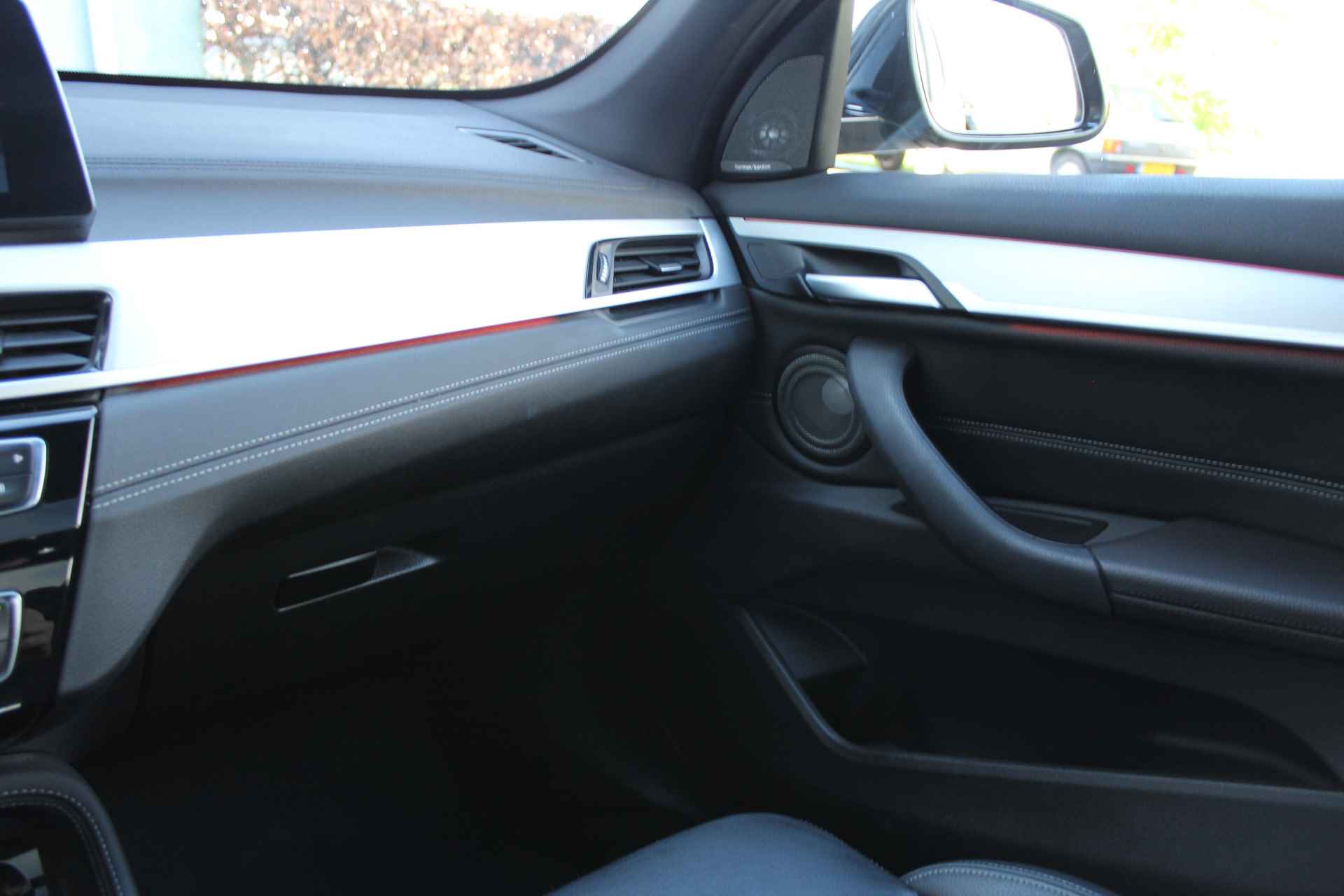 BMW X1 sDrive18i High Executive Edition M-pakket | Incl. 1 jaar Garantie | Panorama dak | Elektrische kofferbak | Climate controle | Stoelverwarming | Parkeersensoren V+A | Navigatie | Cruise controle | Lederen bekleding | Harman/Kardon audiosysteem | Head up display | Keyless start | Elektrisch schuif/kantel dak | Origineel NL auto | NAP | - 59/65
