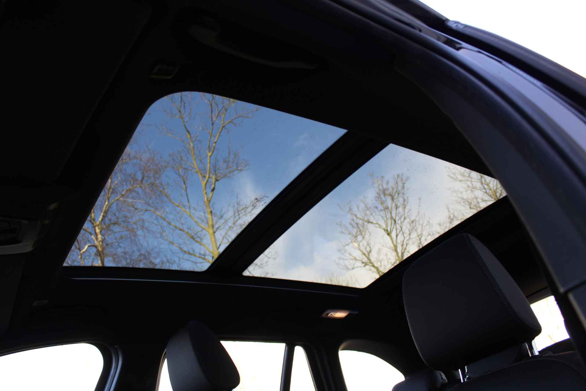 BMW X1 sDrive18i High Executive Edition M-pakket | Incl. 1 jaar Garantie | Panorama dak | Elektrische kofferbak | Climate controle | Stoelverwarming | Parkeersensoren V+A | Navigatie | Cruise controle | Lederen bekleding | Harman/Kardon audiosysteem | Head up display | Keyless start | Elektrisch schuif/kantel dak | Origineel NL auto | NAP | - 61/65