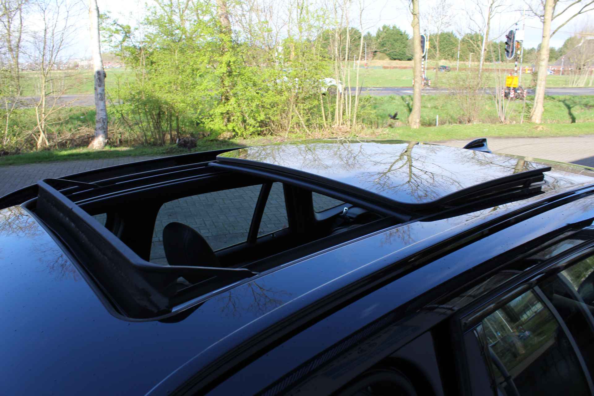 BMW X1 sDrive18i High Executive Edition M-pakket | Incl. 1 jaar Garantie | Panorama dak | Elektrische kofferbak | Climate controle | Stoelverwarming | Parkeersensoren V+A | Navigatie | Cruise controle | Lederen bekleding | Harman/Kardon audiosysteem | Head up display | Keyless start | Elektrisch schuif/kantel dak | Origineel NL auto | NAP | - 62/65