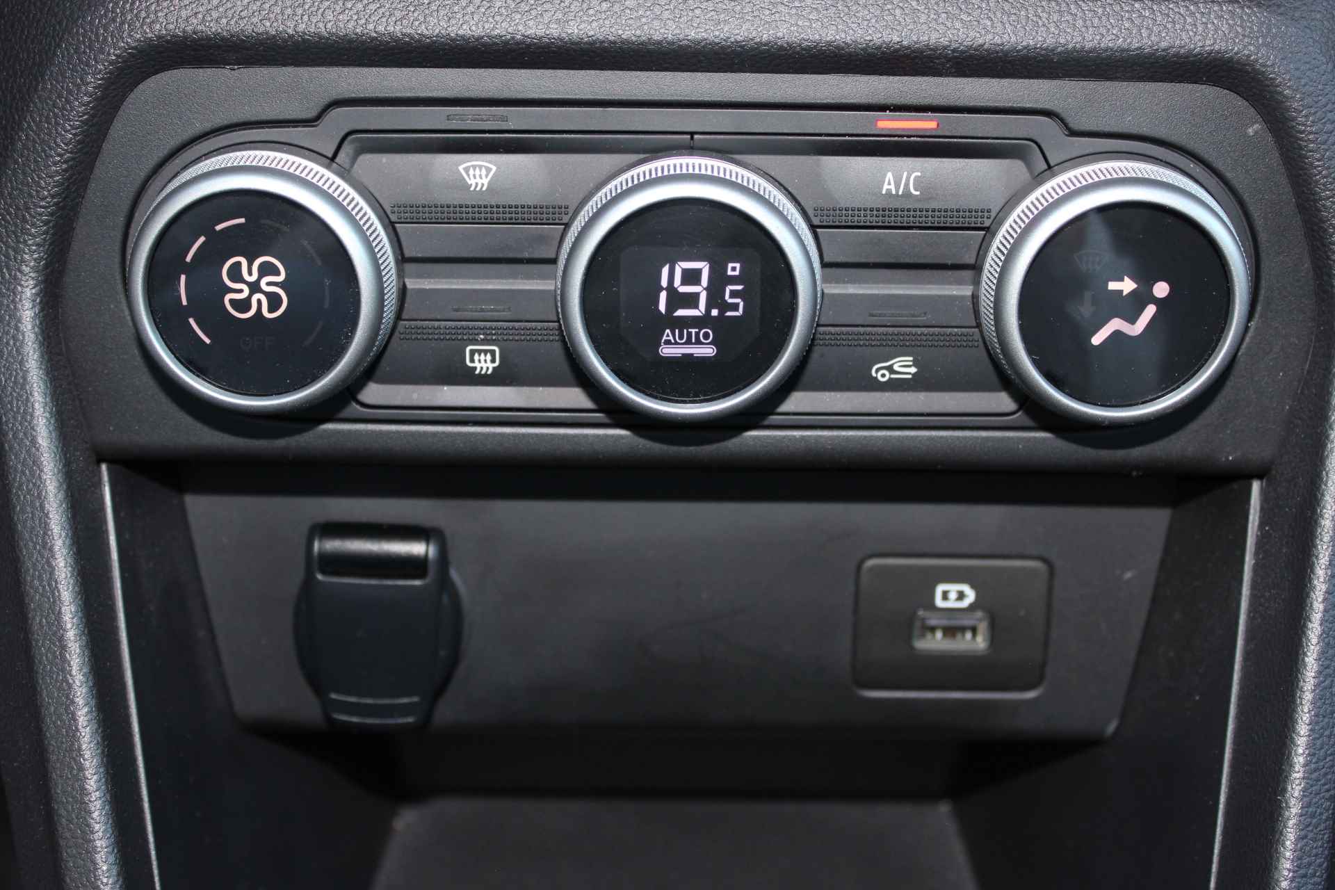 Dacia Jogger 1.0 TCe 100 Bi-Fuel Extreme LPG G3 Clima, Cruise control, LMV, Apple carplay, - 49/53