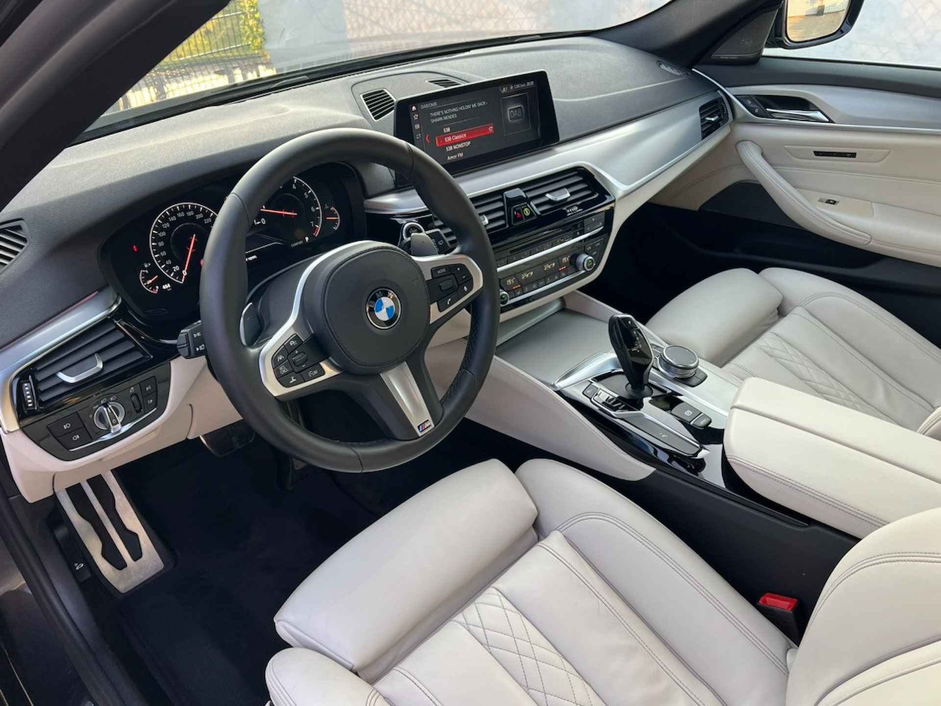 BMW 5 Serie Touring 520i High Executive M-SPORT I Pano I Harman Kardon I Elec. trekhaak I Nappa leder I VOL! BOVAG-garantie - 4/42