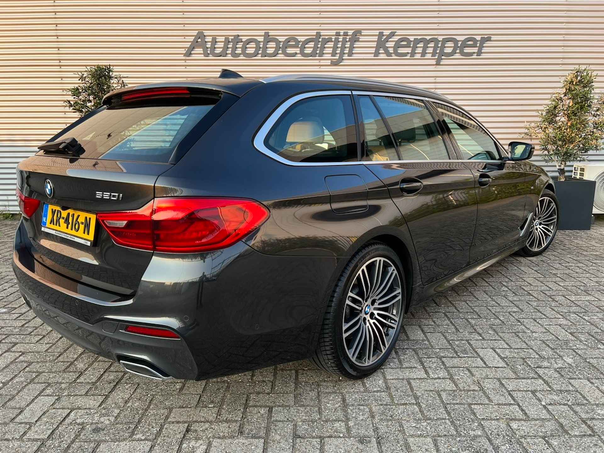 BMW 5 Serie Touring 520i High Executive M-SPORT I Pano I Harman Kardon I Elec. trekhaak I Nappa leder I VOL! BOVAG-garantie - 33/42