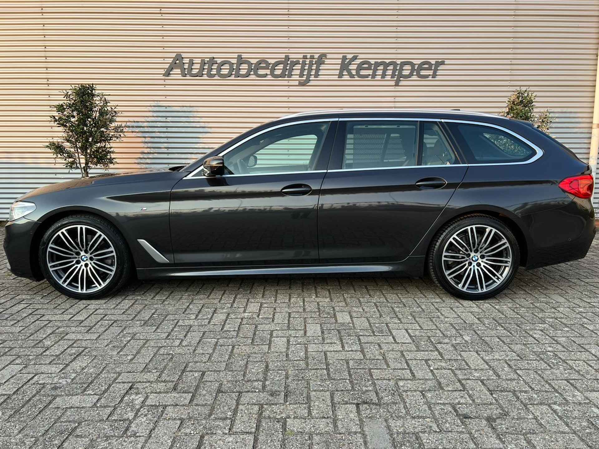 BMW 5 Serie Touring 520i High Executive M-SPORT I Pano I Harman Kardon I Elec. trekhaak I Nappa leder I VOL! BOVAG-garantie - 36/42