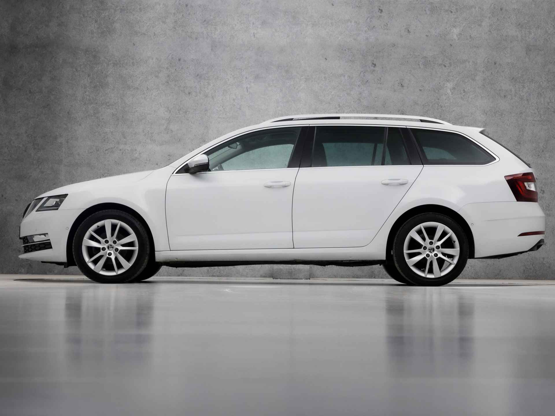 Škoda Octavia Combi 1.6 TDI Luxury Sport Automaat (PANORAMADAK, APPLE CARPLAY, GROOT NAVI, STOELVERWARMING, CAMERA, SPORTSTOELEN, CANTON AUDIO, GETINT GLAS, LED KOPLAMPEN, NIEUWSTAAT) - 2/41