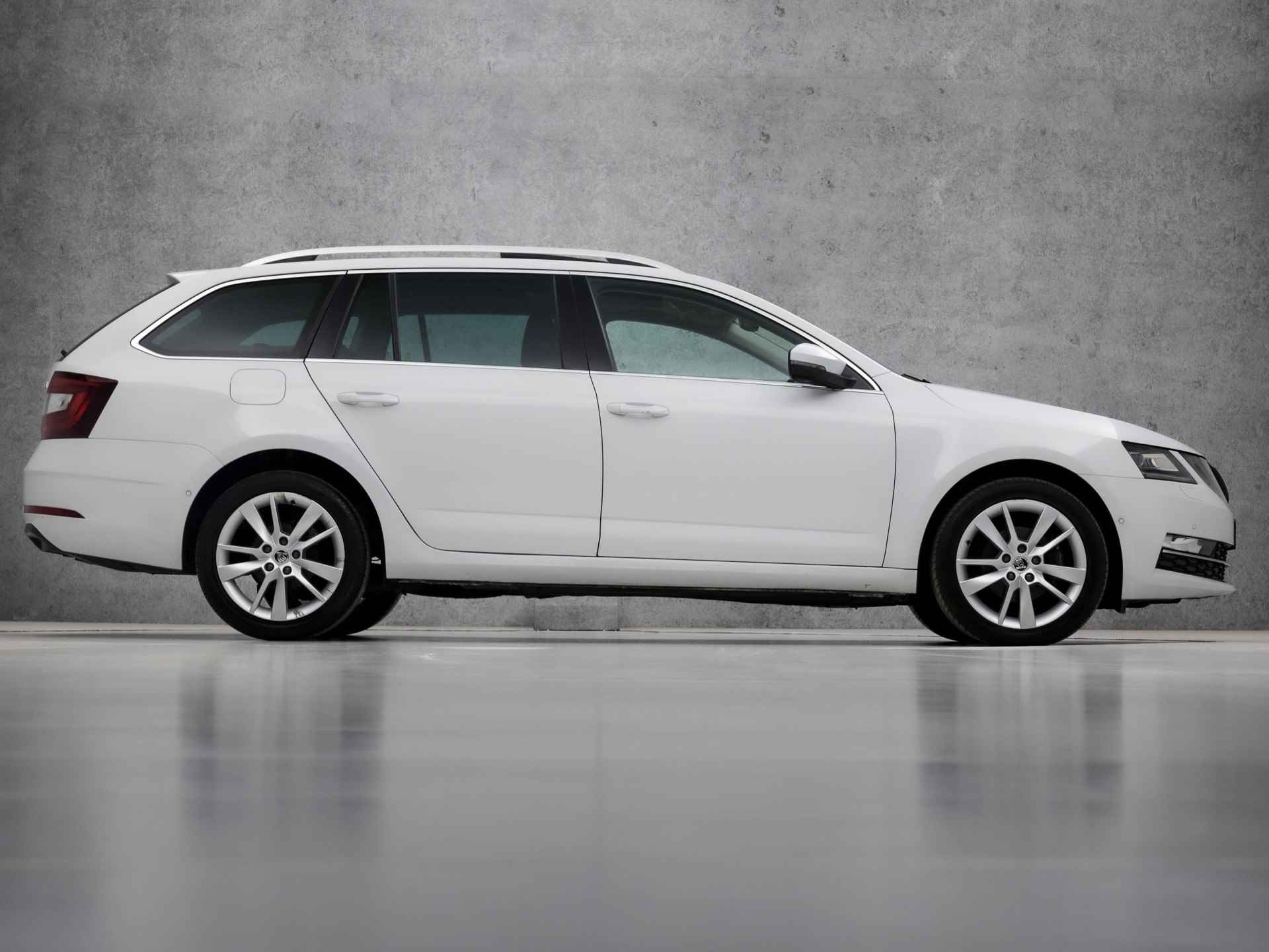 Škoda Octavia Combi 1.6 TDI Luxury Sport Automaat (PANORAMADAK, APPLE CARPLAY, GROOT NAVI, STOELVERWARMING, CAMERA, SPORTSTOELEN, CANTON AUDIO, GETINT GLAS, LED KOPLAMPEN, NIEUWSTAAT) - 4/41