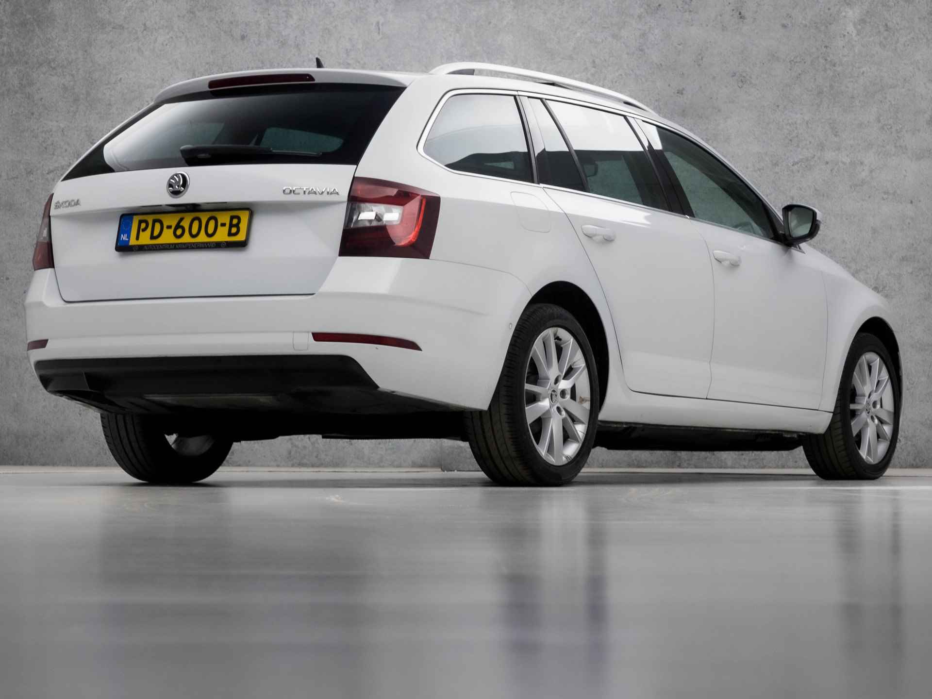 Škoda Octavia Combi 1.6 TDI Luxury Sport Automaat (PANORAMADAK, APPLE CARPLAY, GROOT NAVI, STOELVERWARMING, CAMERA, SPORTSTOELEN, CANTON AUDIO, GETINT GLAS, LED KOPLAMPEN, NIEUWSTAAT) - 5/41