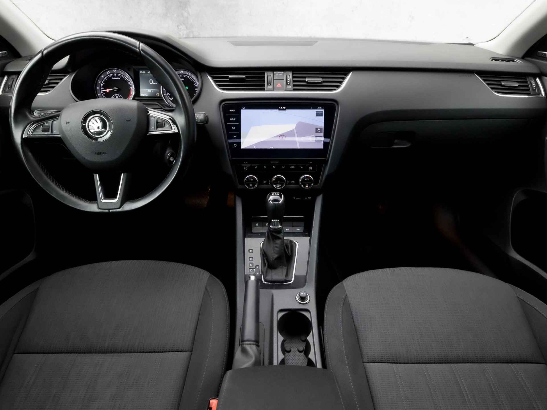 Škoda Octavia Combi 1.6 TDI Luxury Sport Automaat (PANORAMADAK, APPLE CARPLAY, GROOT NAVI, STOELVERWARMING, CAMERA, SPORTSTOELEN, CANTON AUDIO, GETINT GLAS, LED KOPLAMPEN, NIEUWSTAAT) - 6/41